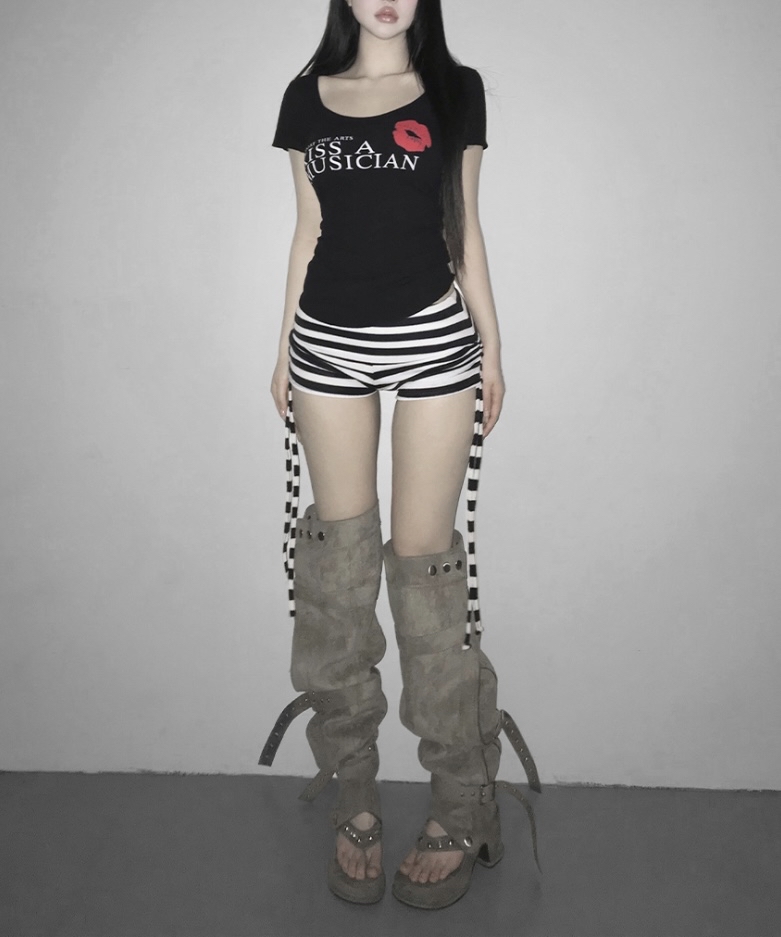 Graphic Scoop Neck Slim-Fit Top