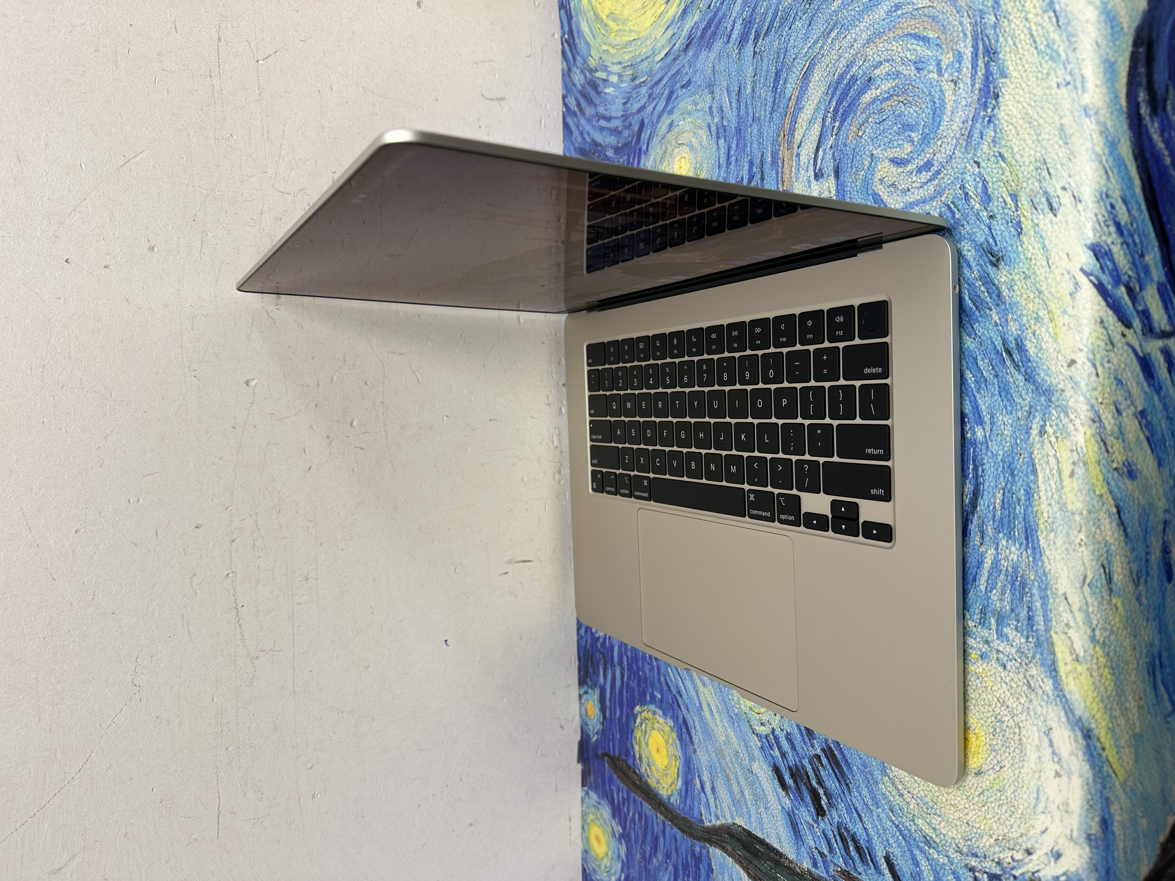 #6177 未使用品APPLE  MacBook Air M2 2023 M2 CPU/8GB Ram/256GB SSD/8核心GPU/Liquid Retina XDR Mon/15吋/星光色💛/Laptop /Notebook / Gaming / 文書機 / Movie / Netflix 