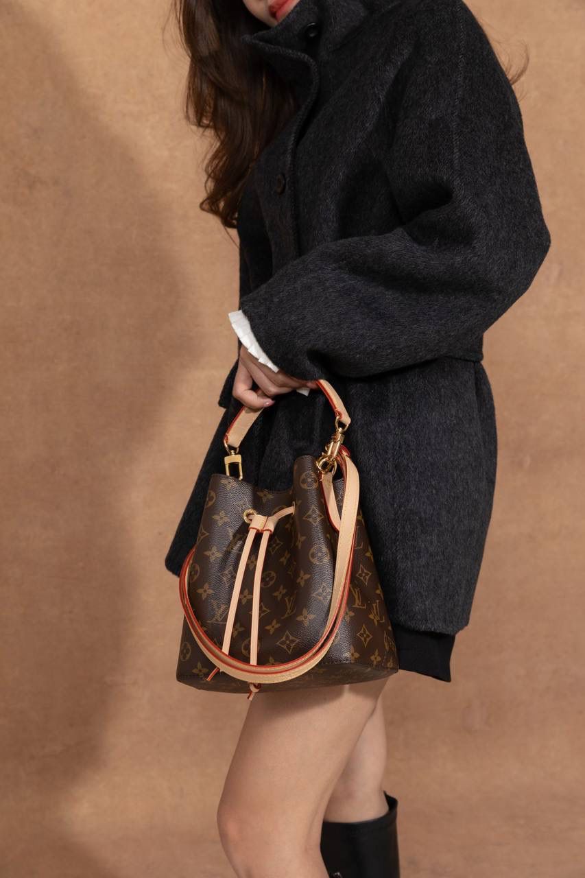 LV水桶包 BB🎀 这款 小水桶 NÉONOÉ BB 真的很吸睛，一看就会心动 😍✨ 📏 尺寸 20 × 20 × 13cm 小巧可爱 🥰，但容量 surprisingly OK～ 手机、钱包、钥匙、口红通通放得下， 出门完全没压力 💄📱