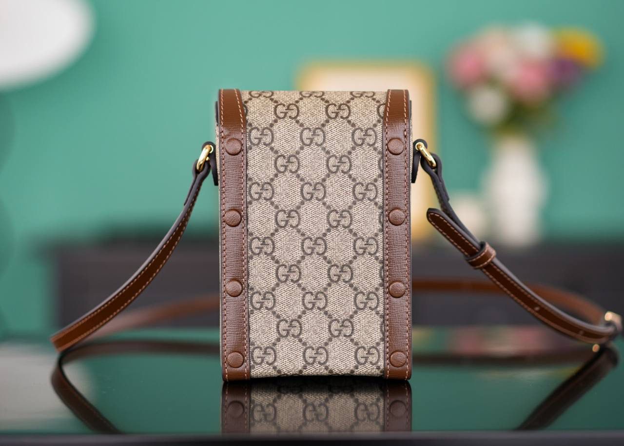 🥯GG Horsebit 1955系列迷你手袋 手机包 焦糖棕 （ 原厂皮全铜五金） 能将经典细节与现代精神巧妙融合的包包， 一定是这一款1955手机包 复古与现代的碰撞 “砰”的一声在时尚界炸出一个大火花 瞬间火爆全网 容纳量非常的高，日常出门的必备神器！ 白菜价格，眯眼入~ 百搭不挑人，男女共用也可当情侣包~巨赞！ 官方款号625615 尺寸：17x11.5x4cm