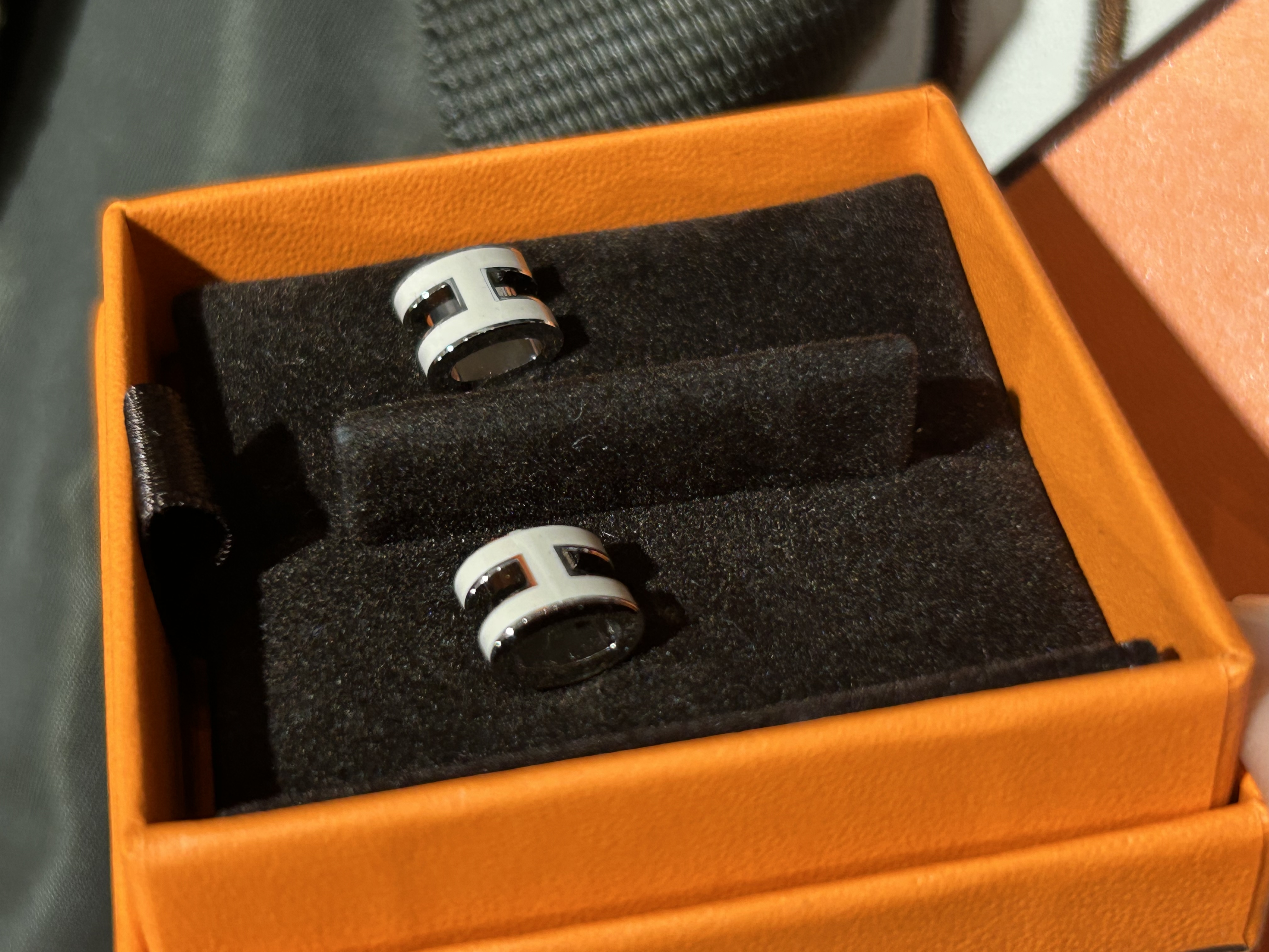 Hermes Mini Pop H Earrings 100%Authentic, 99%New ☑️Dust bag☑️Box
