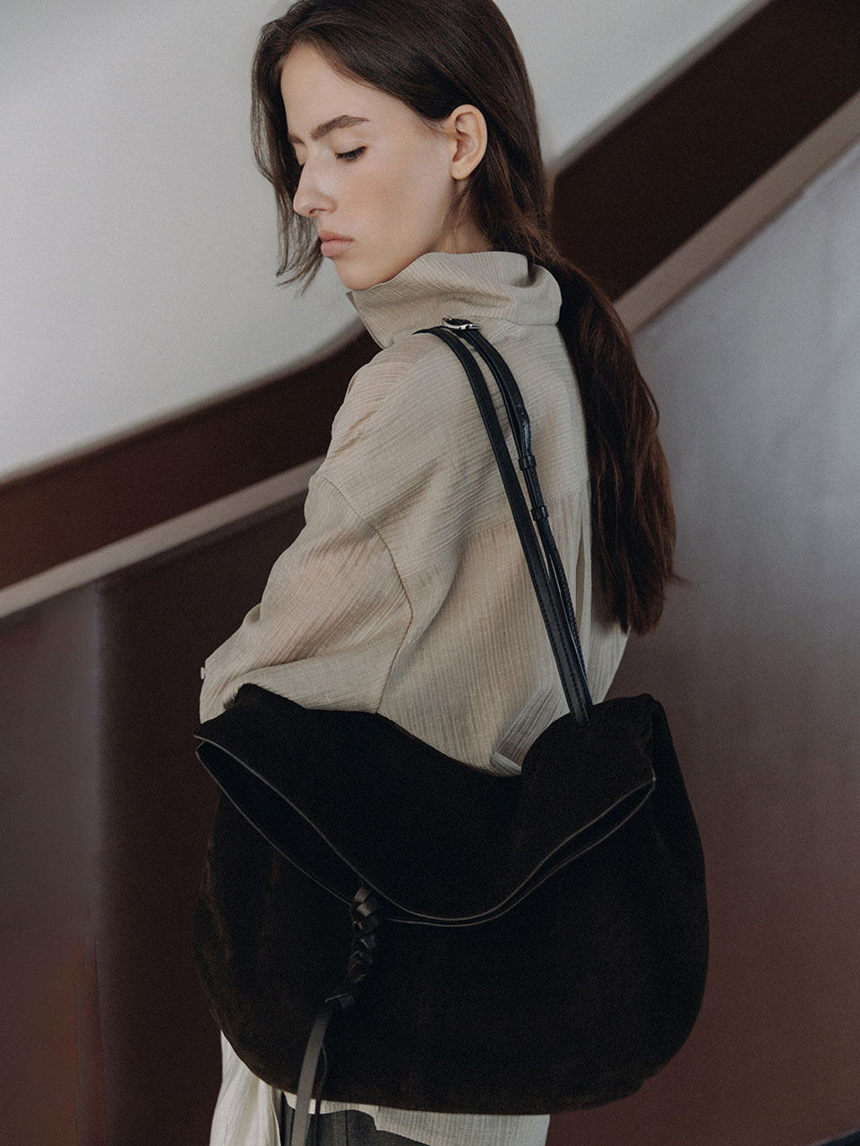 LOEUVRE - Arche Shoulder Large (suede ver.) FA6AB377-N8