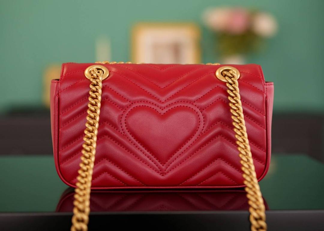 👜Marmont系列肩背包经典款 红色 22cm💕 （原厂皮 全铜五金） 正品售价¥18.000 独家原厂皮发售 限量级别 以前欣赏不了红色的包 但是现在真的觉得红色很赞很高级 黑色的衣服搭配个性张扬的红色 真的是又美又飒满满的女人味~ 官方款号 446744 尺寸小号：22x13x6cm 尺寸大号：26x15x7cm