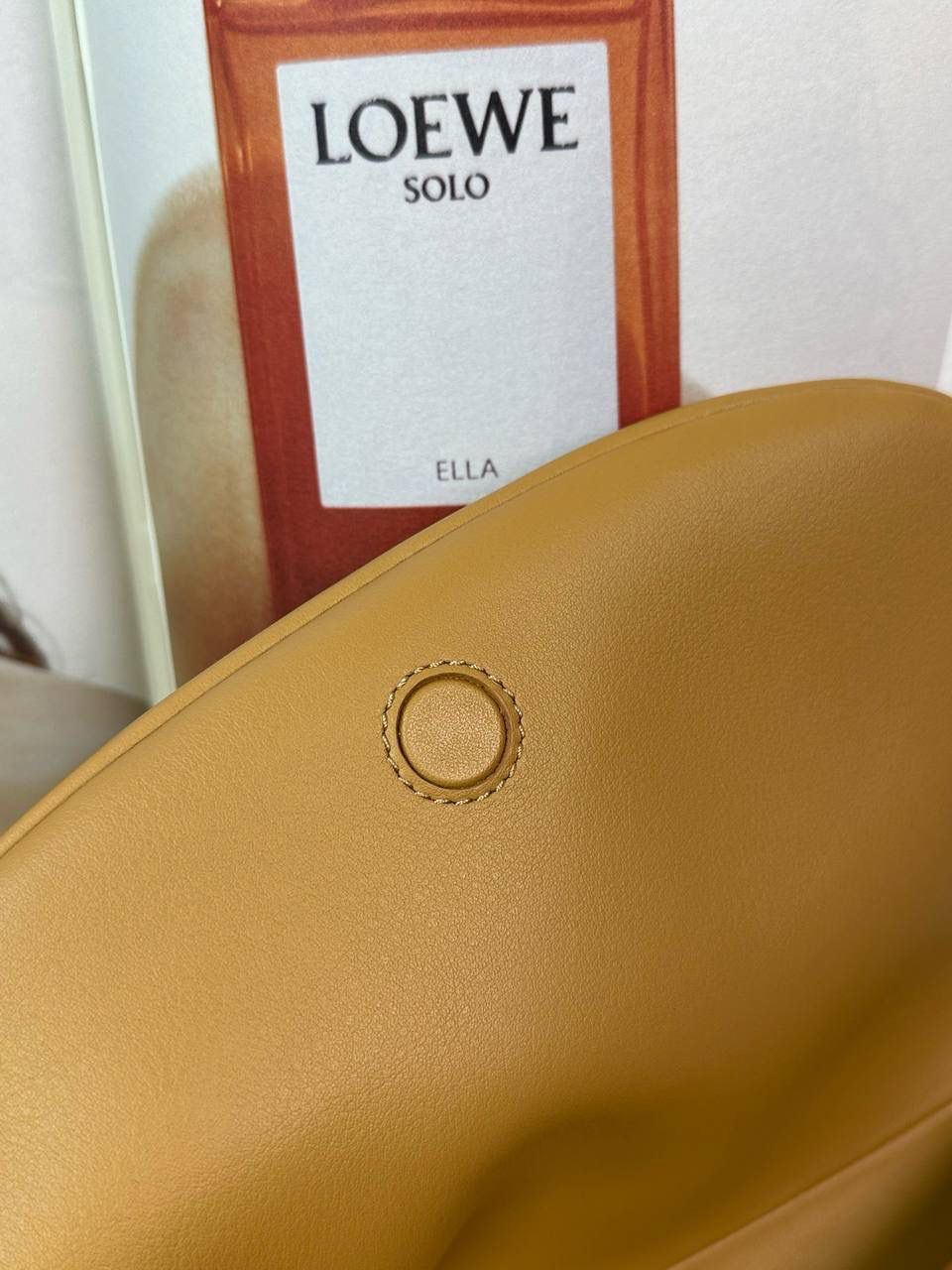 全新*𝙋𝙖𝙨𝙚𝙤 𝙨𝙖𝙩𝙘𝙝𝙚𝙡 手袋🛍️【棕色】 —— 朕品1w7➕😘 尺寸:𝟐𝟓-𝟏𝟕-𝟖𝐜𝐦 编码:062318【配全套礼盒】 ✅做工精致，廓形简洁优雅，独特、柔软的褶襇结构，超轻盈构造，纳帕软牛皮革（里外全皮），顶部饰有flamenco螺旋绳结。 ✅配置双肩带，短手柄肩带可做腋下包不可拆卸，长肩带可肩背可斜挎可拆卸调节，磁扣开合设计，多种背法随心所欲❤