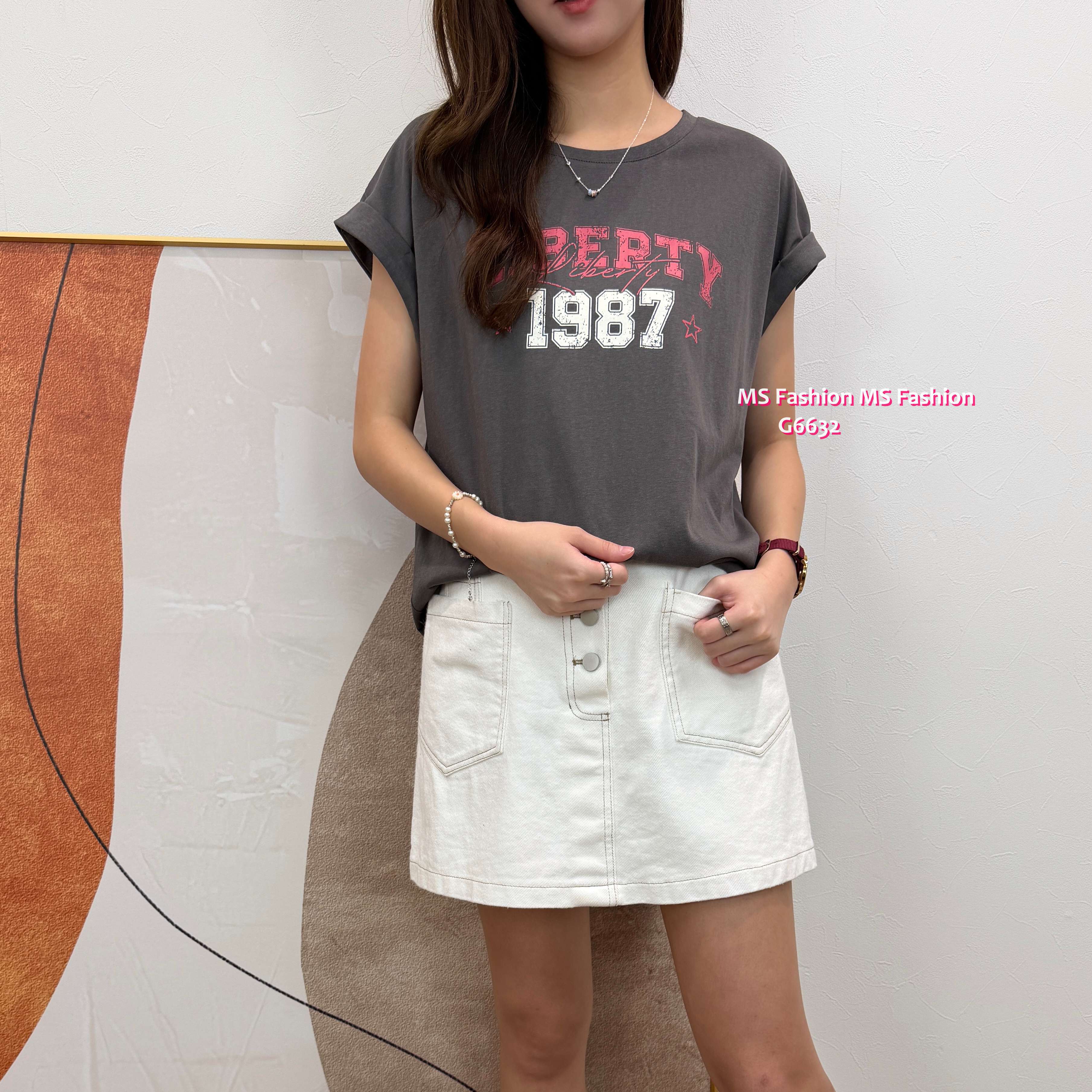 G6632 拼色字母摺袖top