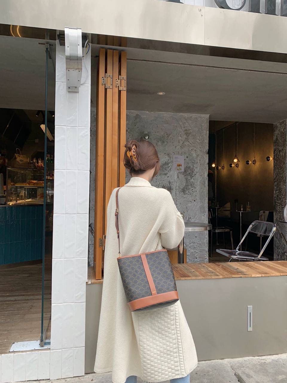 🔥大货实拍图 𝗖𝗘𝗟𝗜𝗡𝗘♥𝗧𝗥𝗜𝗢𝗠𝗣𝗛𝗘 𝗖𝗔𝗡𝗩𝗔𝗦中号水桶 型号：191132 尺寸：33*27*17cm