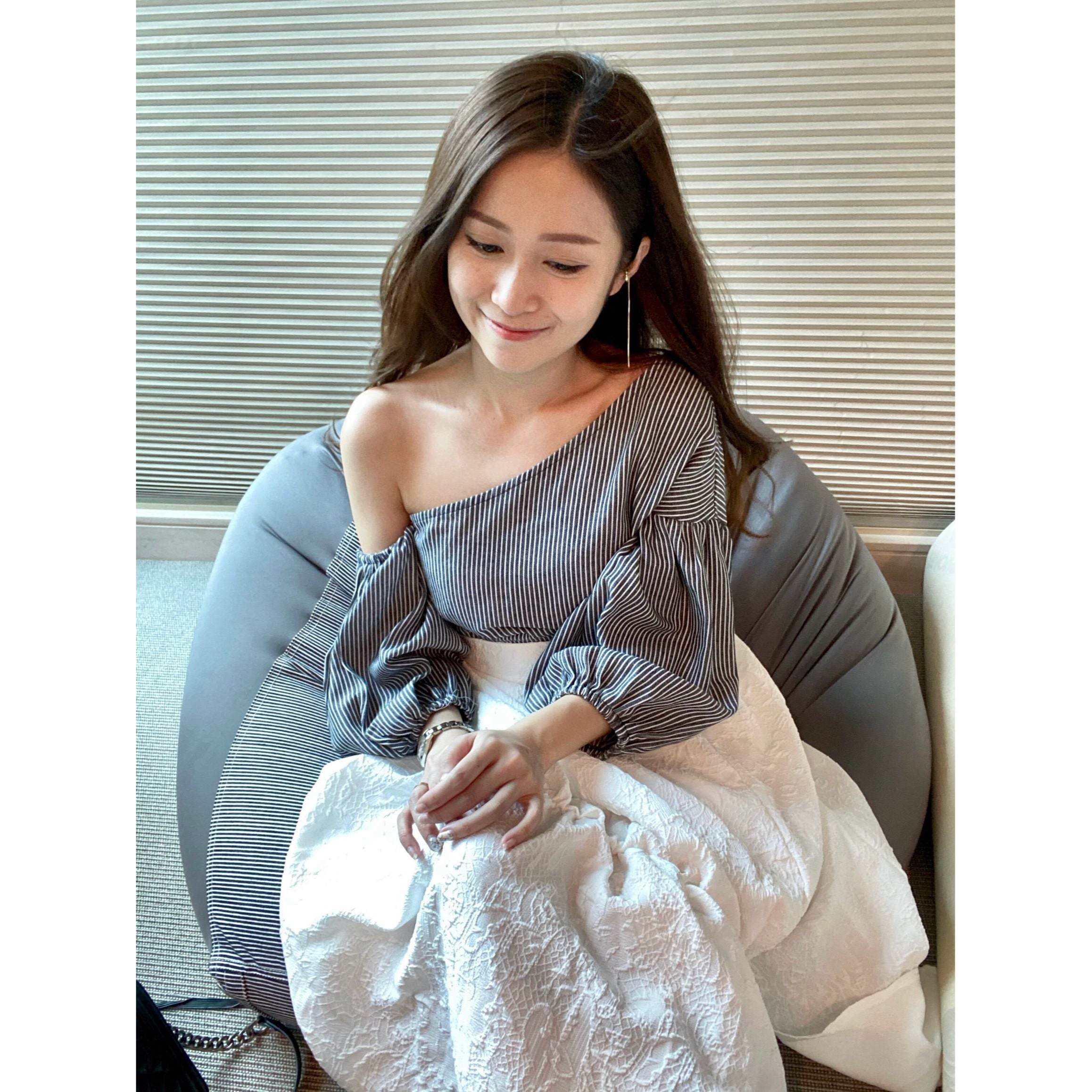 泡泡袖子斜肩條紋上衣(KR)[灰黑底間條]359937