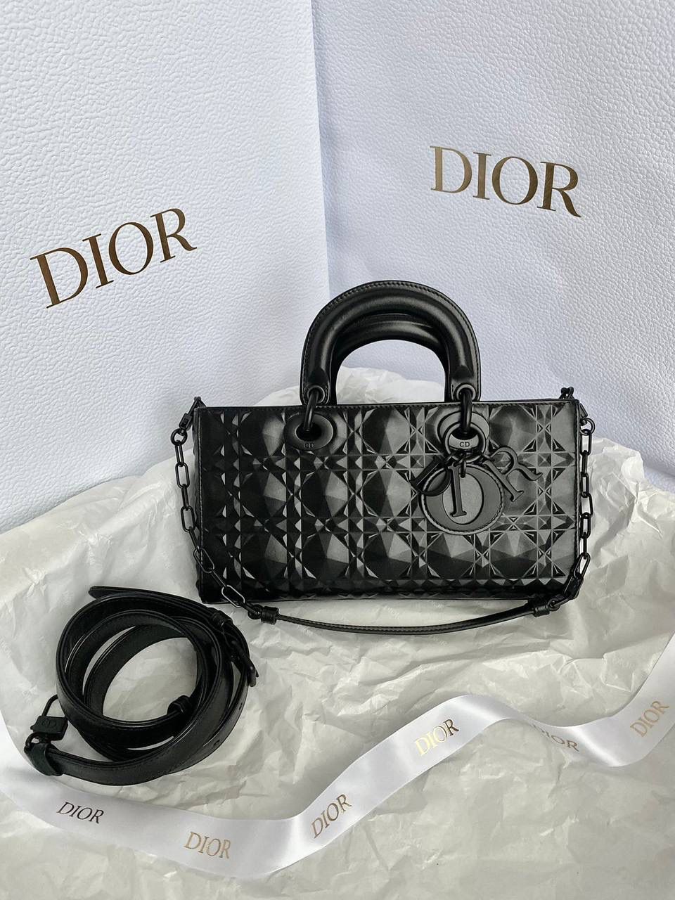 𝗗𝗶𝗼𝗿 𝗗-𝗝𝗼𝘆 𝗯𝗮𝗴哑光黑色🖤 时尚果然就是轮回，回归了一把中古戴妃 特殊处理的哑光牛皮钻石藤格纹，八个切割面挺括有型，全套磨砂材质五金，长方包形短链条➕细长肩带直接封神！！ 复古时髦感超强，真是什么场合都可以把住🥹绝对是lady中的天花板了，强势出圈啦姐妹们🤩 26 x 13.5 x 5cm