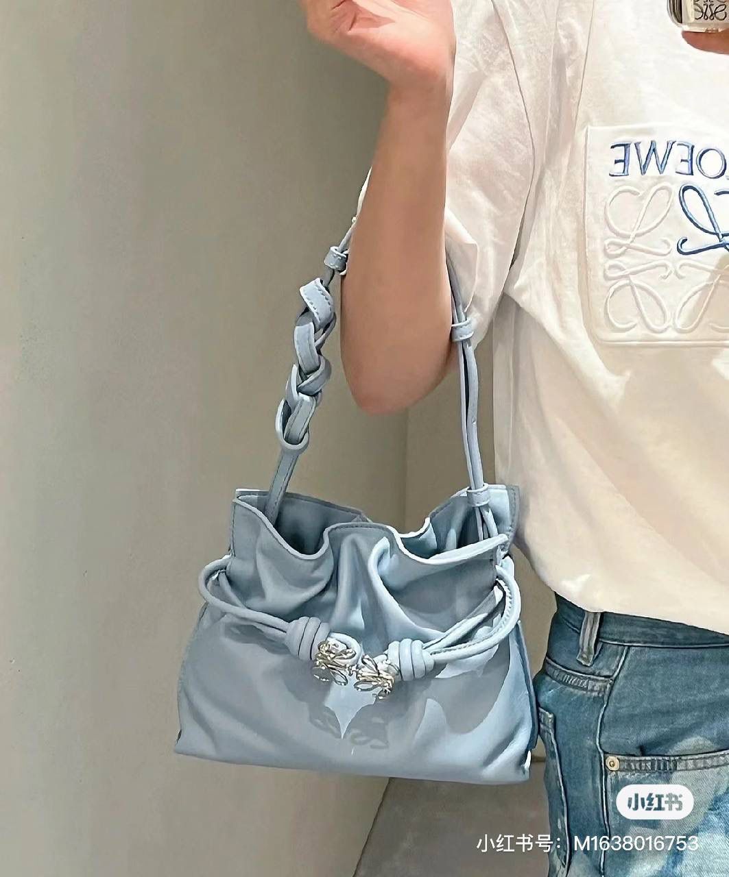 Flamenco clutch-NEW ✦迷你✦ 尺寸：𝟐𝟐.𝟓-𝟏𝟖-𝟗𝐜𝐦 型号：052030灰蓝色 ❤️mini flamenco clutch bag 可手拿亦可优雅斜挎 云朵般温暖亦轻盈的造型如此简单，💯耐看💯不会out的款式！ ❤️包袋采用进口小牛皮，手感如羊皮般细腻柔软，却比羊皮更加结实耐用，麂皮内衬 ❤️品牌标志性绳结设计，收紧袋口就是小福袋造型，超Q，看着不大实际超会装😇