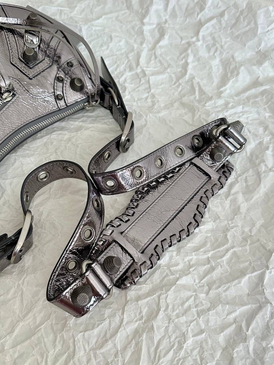 油蜡皮银灰色s/32cm🩶 Le Cagole半月包饺子包机车包 Wuhu！！让我重拾就对机车包的爱 半月弧形的包身，保留了软踏踏的皮料感 还有叮叮咚咚的流苏小钱包挂饰 最最让我欢喜的是多了面♥️小镜子！ 全方位细节拿捏住了～👌🏻 xs小号：26×16×10cm671309m s中号：33×16×8.4cm671307m