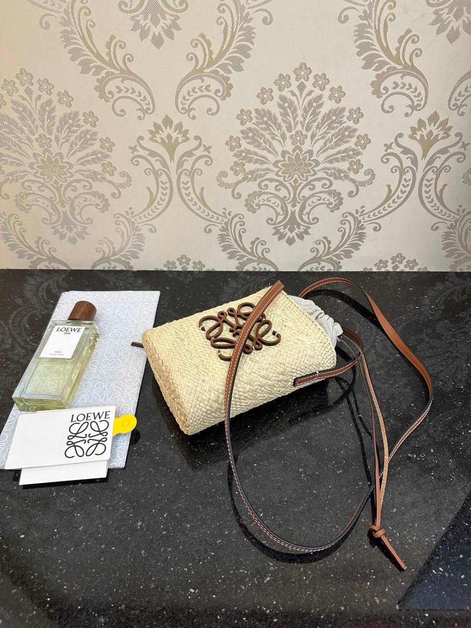 𝑨𝒏𝒂𝒈𝒓𝒂𝒎 𝑩𝒂𝒔𝒌𝒆𝒕 🥇草编手机包📱 面料：进口棕榈纤维/牛皮 颜色：原色/棕褐色 编码：522313 尺寸：14-6-22.5cm （下单须知：‼️由于天然纤维材料特别，日照时间长短不同，颜色会略有变化，纯手工制作，每个包的尺寸也会所不同‼️） ✅传统篮子手袋，带有经典手工编织包身 管状牛皮带子，Anagram压纹，天然进口棕榈纤维制成，纯手工编织成型 ✅搭配一条牛皮长肩带，人字纹帆布内里抽绳设计，容量超大，斜挎单肩皆🉑️