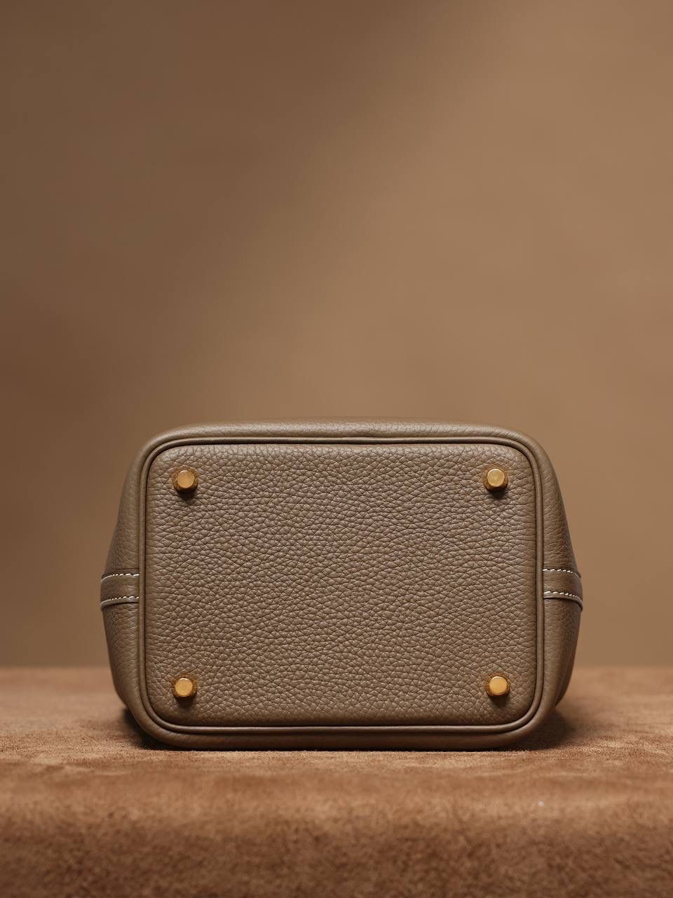 H正式上线！ 大象灰18cm金扣 独家渠道货！手机实拍！独家背景！ 纯手工制作、细工慢活、工匠精神雕刻的艺术精品！ 尺寸：18 X 19 X 13.5cm