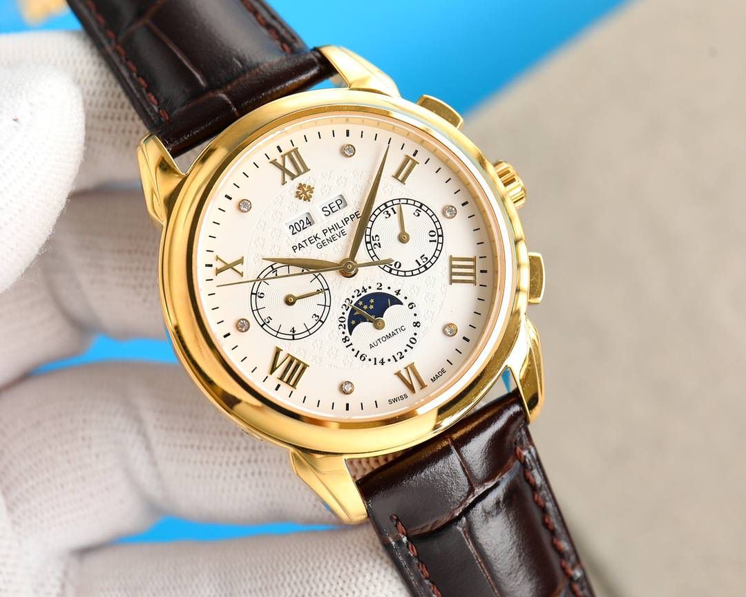 百达翡丽超级复杂功能计时系列！用心之作，细节方面： 1：团队历时两年多精心设计，不计成本，敢为人先，力求完美，克服重重难关，突破多层技术瓶颈，机芯型号为CH 29-535 升级版，质量稳定！ 2：尺寸41毫米，厚度11毫米！ 3：表壳为316L全钢镀纳米铂金表技术，更彰显高贵大气，表带搭配意大利头层小牛皮！更显大气上档次！ 你值得拥有！