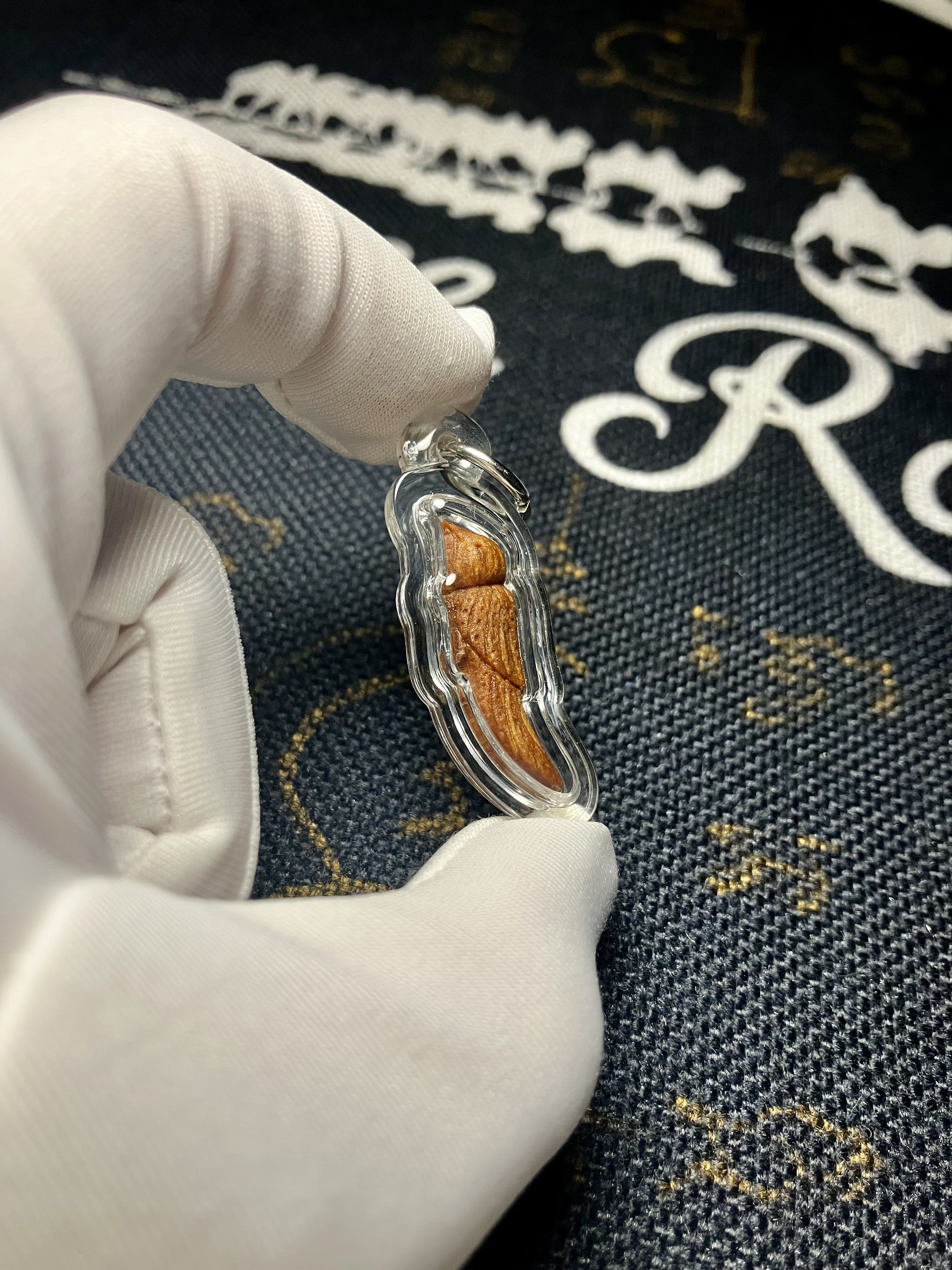 龍婆披贊  百年嫁龍神木 x 古法金舌人緣鳥🪵🕊️  附全高清防水殼｜師父親手寫符｜專屬經文及佩戴方法✨