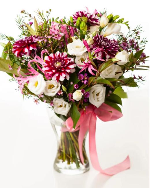 奢華混合花束：紫紅色大麗花與白玫瑰的完美結合