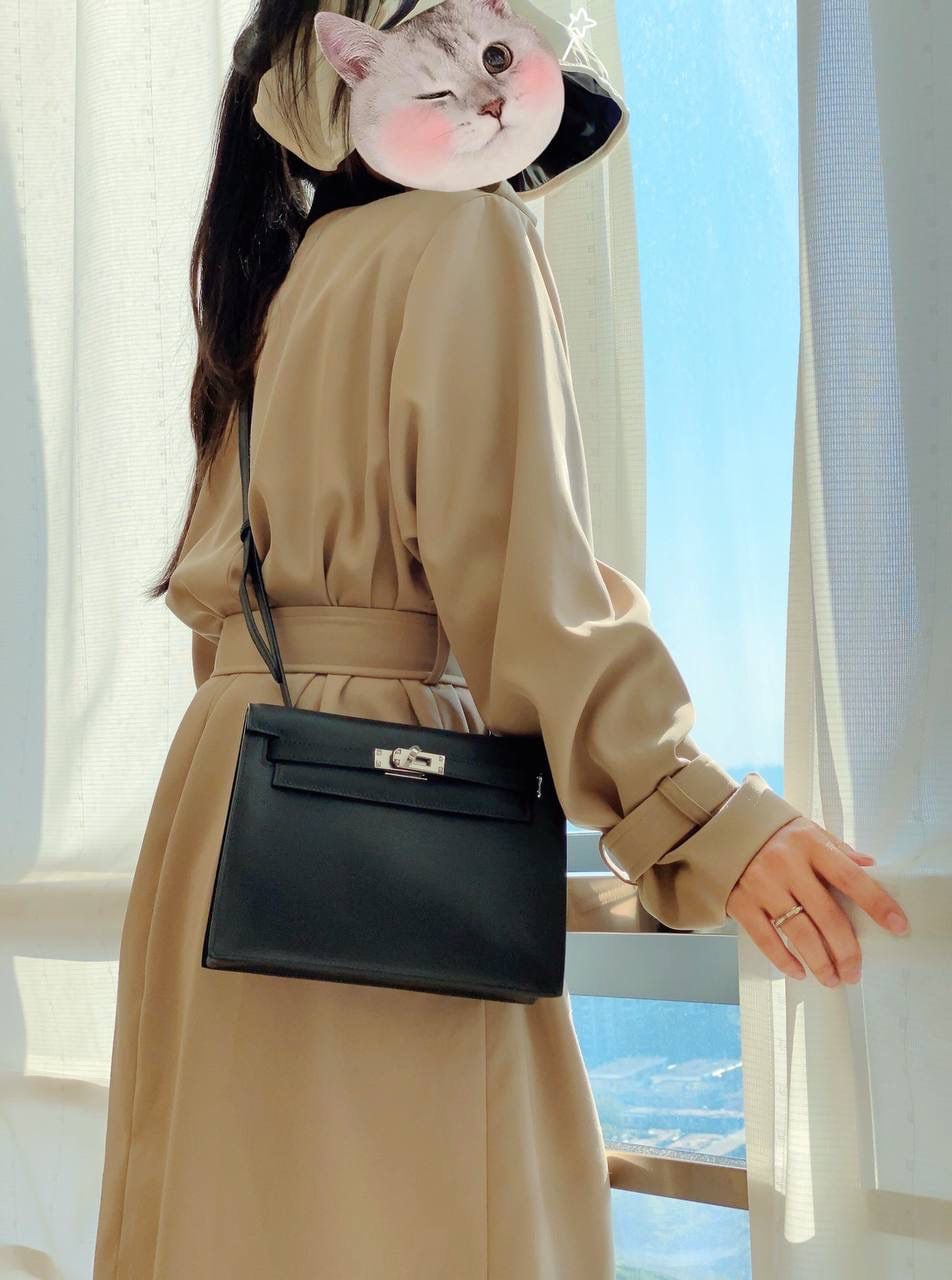 『黑金』 ‘’Kᴇʟʟʏ ᴅᴀɴsᴇ • Evercolor 🎀 时尚圈就是一个圆！ 最厉害的就是六种背法： 斜背、侧背、肩背、腰包、背包、手包 集美们一定要安排起来‼️ 22Cm