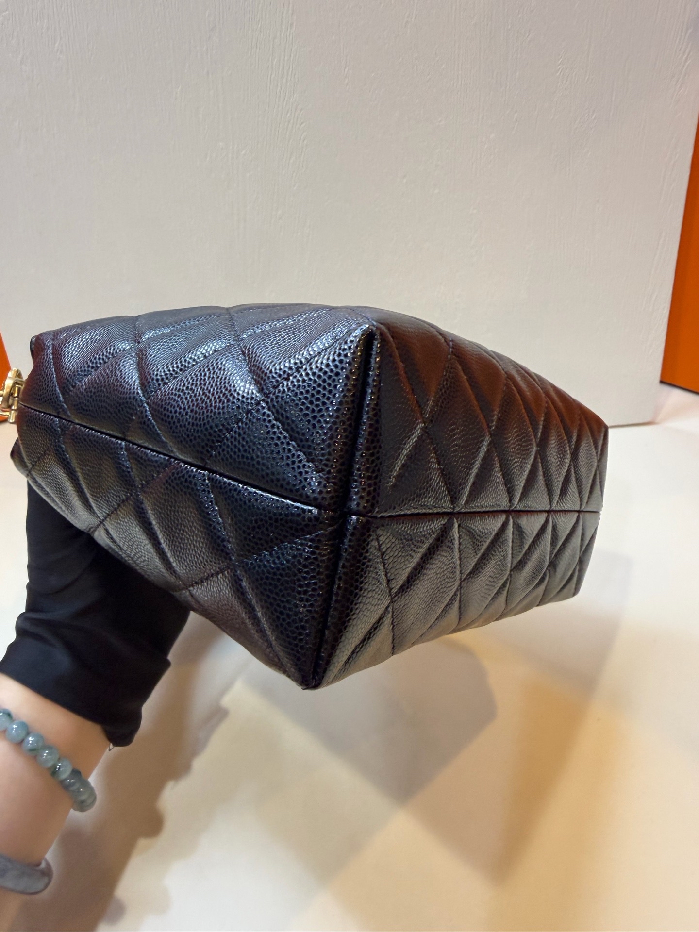 Pre-Owned CHANEL Hobo Handbag / Product Code: 26042529