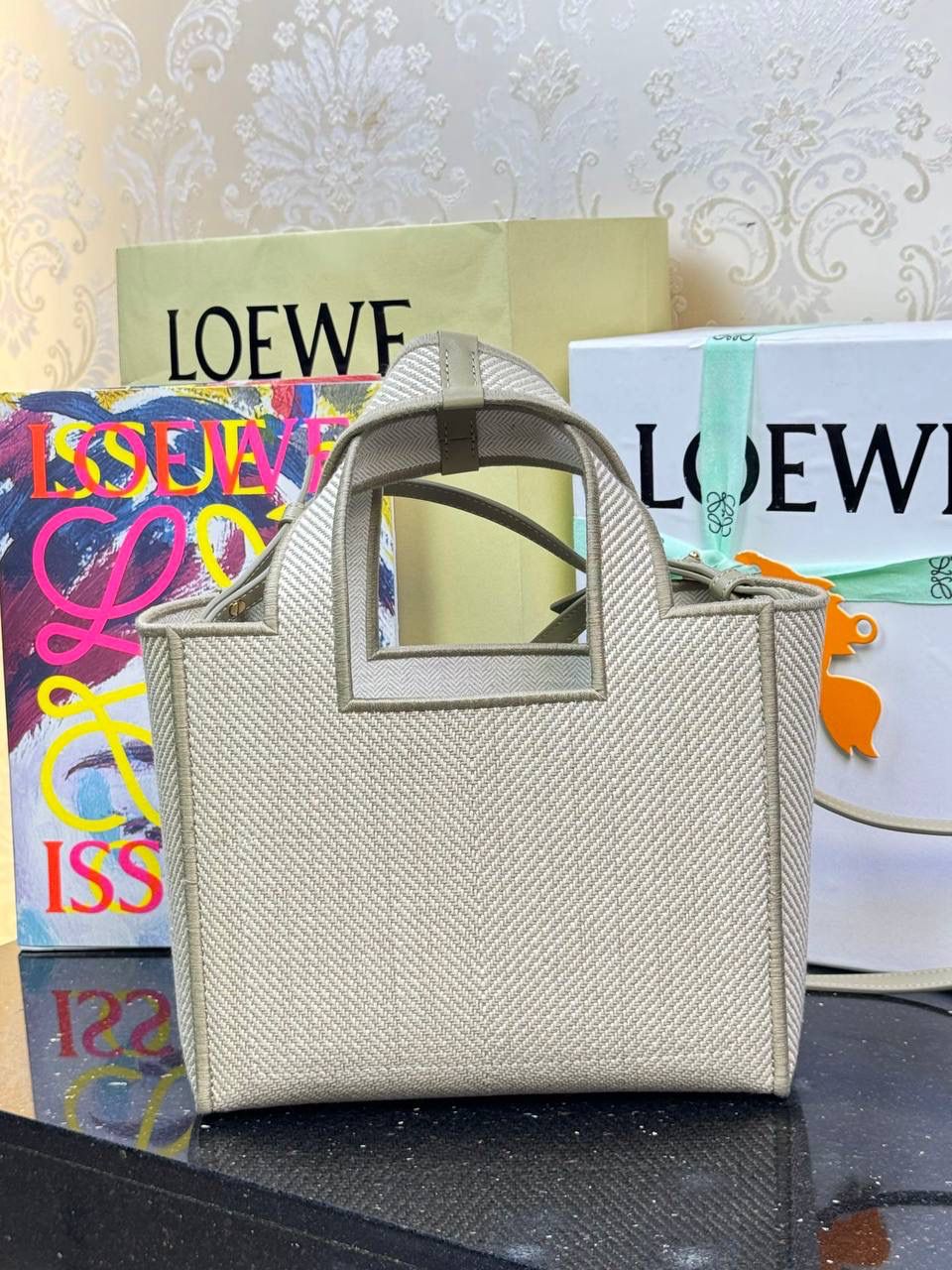 𝗛𝗮𝗺𝗺𝗼𝗰𝗸 𝗵𝗼𝗯𝗼拉菲草/配皮 尺寸：𝟮𝟴-𝟭𝟳-𝟵.𝟱𝗰𝗺 编码：263317 全新𝗛𝗼𝗯𝗼吊床包造型设计、采用进口拉菲草手工编织而成、有别于其他材料、该种拉菲草编织不仅工序复杂、而且成本高昂、环保♻️性能更好。 搭配可拆卸可调节长肩带、Anagram骰子🎲吊饰、镂空拉菲草编织、可手提、斜挎或者肩背等多样化背法、容量大、日常出行完全够用‼️