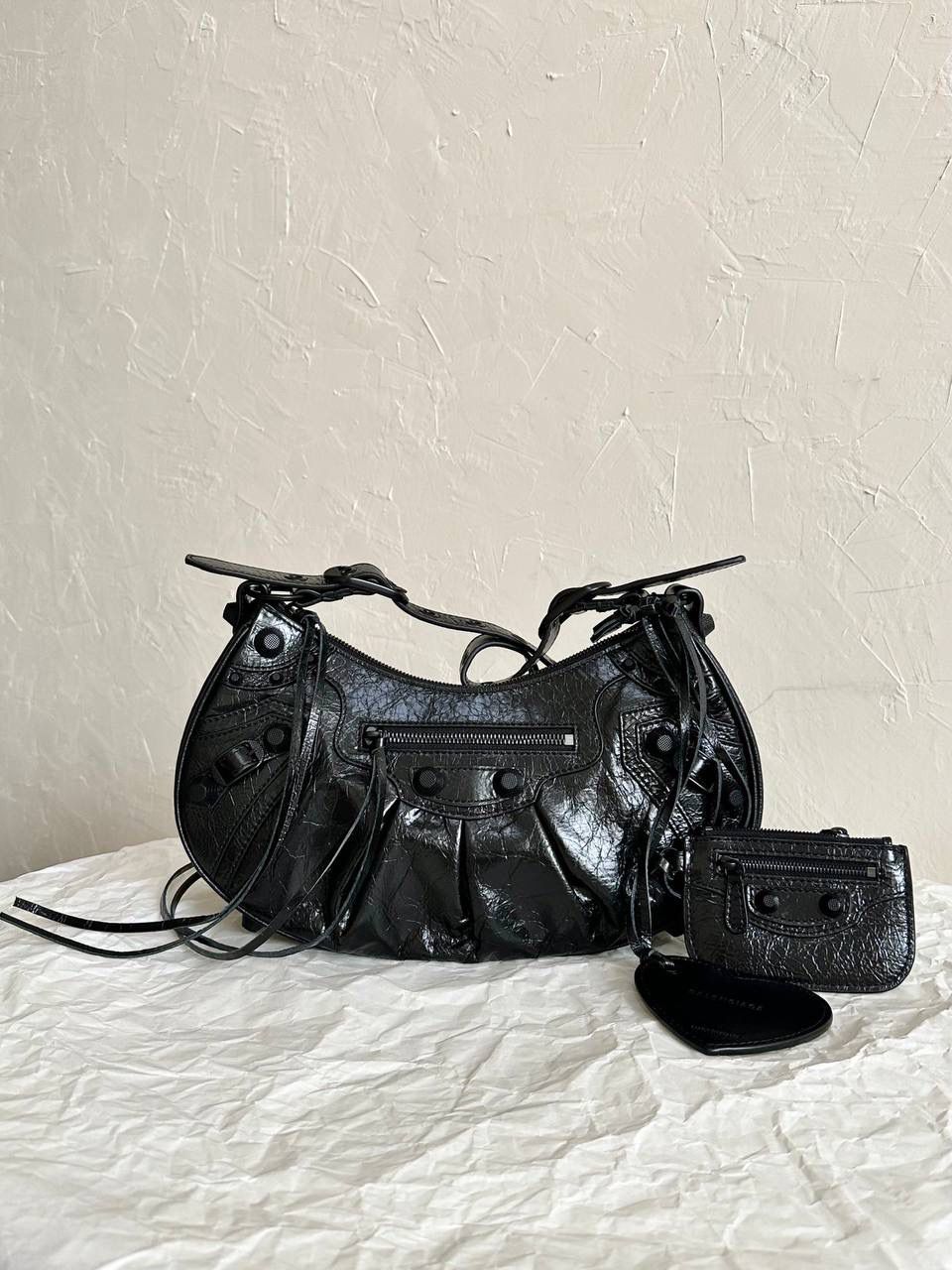 🖤油蜡皮黑枪S/33cm Le Cagole半月包饺子包机车包 Wuhu！！让我重拾就对机车包的爱 半月弧形的包身，保留了软踏踏的皮料感 还有叮叮咚咚的流苏小钱包挂饰 最最让我欢喜的是多了面♥️小镜子！ 全方位细节拿捏住了～👌🏻 xs小号：26×16×10cm671309m s中号：33×16×8.4cm671307m