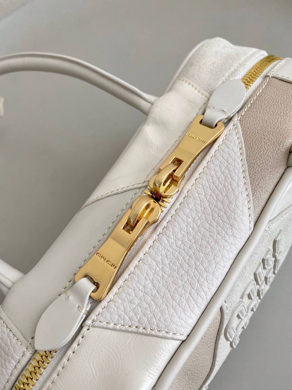 🈶拼接白 𝗠𝗶𝘂𝗠𝗶𝘂保龄球，大爆款 白色拼皮简直就是甜酷代名词！ 简约精致的设计真的好耐看 不同色系拼接有点流浪感又透着高级 色彩搭配温暖而富有层次，加上轻微的做旧 New vintage风的质感，很特别 整体造型非常慵懒惬意，保证了舒适性和实用性的同时还兼顾了美观性 时尚，非它莫属了！ 27×12×9cm #F0011m