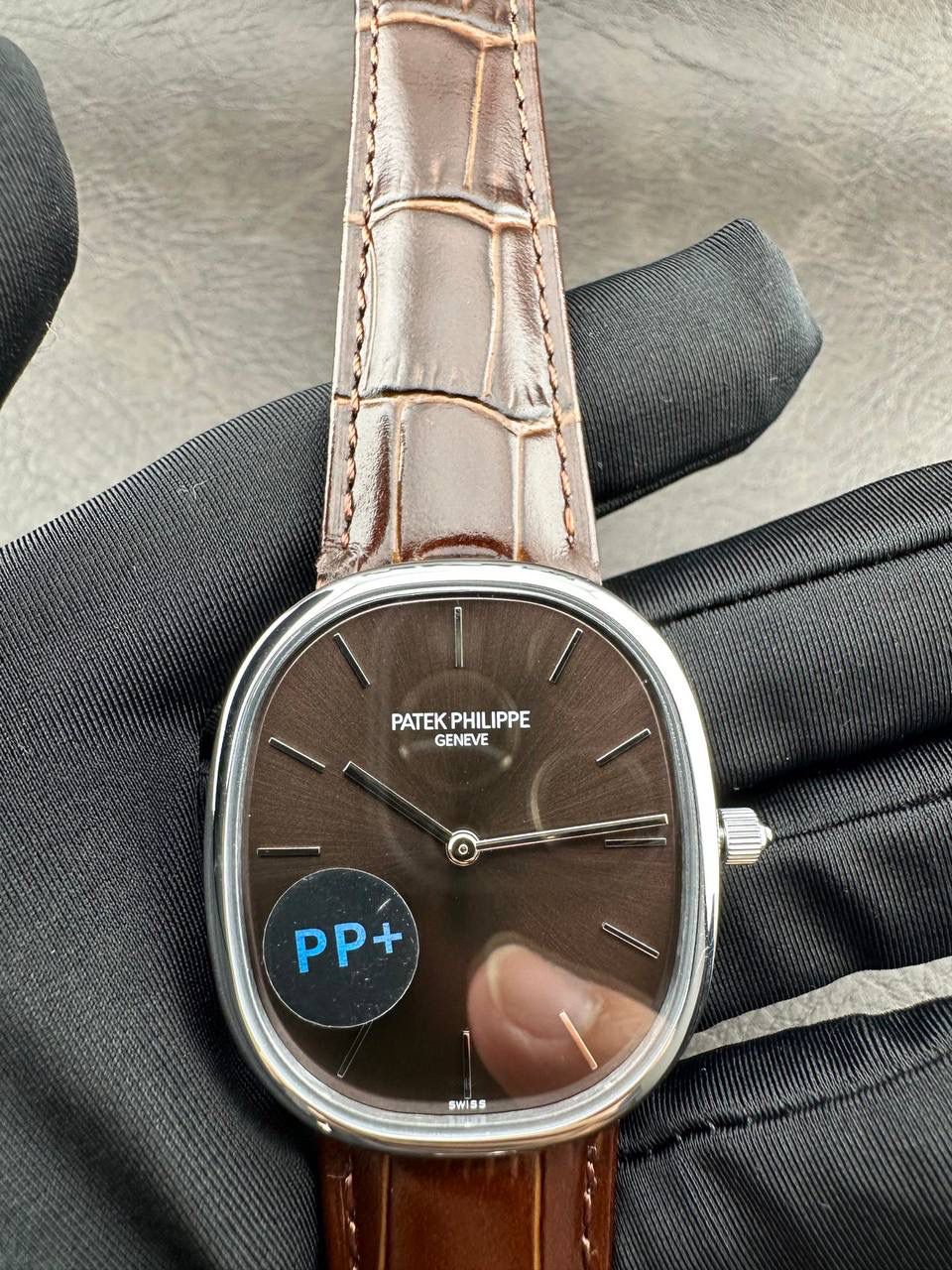 PP➕ Factory2025新品首发｜百达5738系列 68克配重版 复刻经典，更胜经典——GOLDEN ELLIPSE 黄金椭圆腕表重磅登场！ ✅ 黄金分割美学重塑：遵循1:1.6181经典比例，34.5MM×39.5MM椭圆表径搭配7.7MM纤薄厚度，复刻古典韵味与佩戴舒适度。 ✅ 316L精钢表壳：介于圆形与矩形之间的别致椭圆轮廓，还原原版线条张力，质感细腻出众。 ✅ 3D立体云贝母表盘：专属浮雕打印工艺，折射神秘深邃光泽，告别市面暗淡平庸款，上手自带高光。 ✅ 定制进口小牛皮表带：21X16尺寸对版原配，搭配同型椭圆表扣，与表壳设计遥相呼应，贴合手腕更显格调。 ✅ 9015精准机芯：走时稳定精准，兼顾实用性与耐用性，日常佩戴无压力。 PP➕不做“远观款”，只为呈现最接近原版的真实佩戴体验——从细节质感 to 上手触感，每一处都经得起近距离审视，让经典韵味在腕间完美延续！