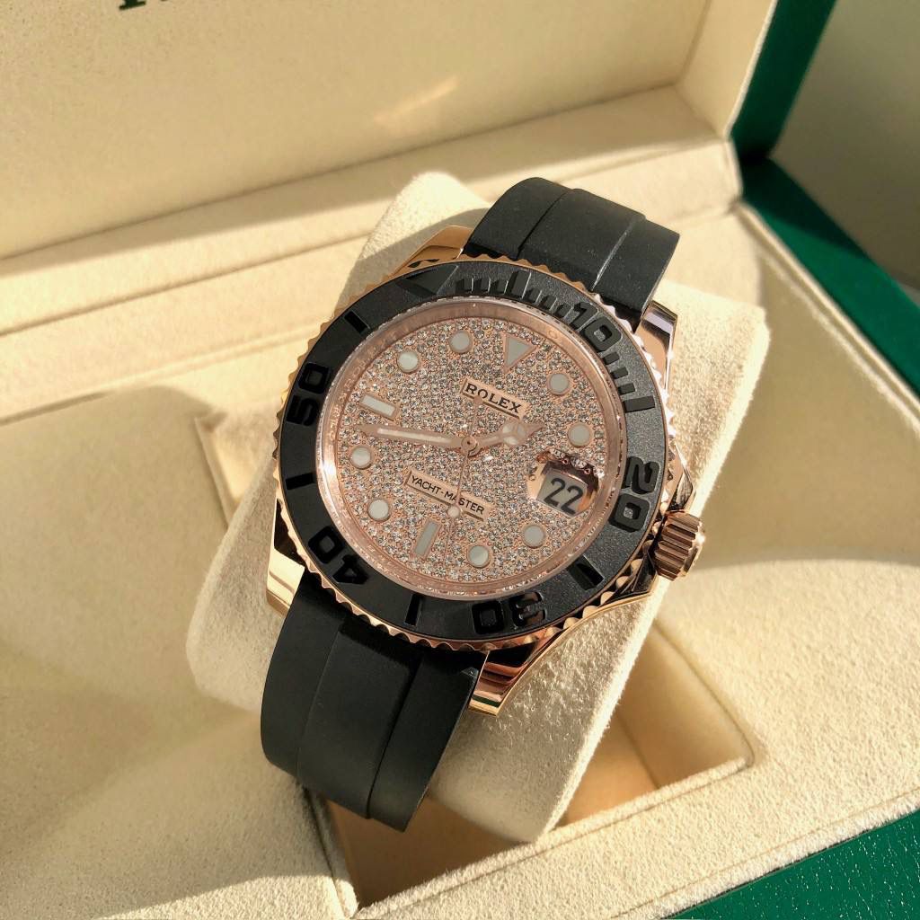 【经典名仕 一劳永逸】劳家爆款游艇名仕型系列m126655-0005男士腕表40mm钻面游艇出货，继续秉承AD家族优质特色、独家出品一表一码，三码合一 【机芯】搭载AD专注而制0️⃣返修、💯全新原装西铁城8215全自动机械机芯，走时精准，性能优异，动力储备高达48小时 【表壳】316L精钢表壳 高端同步防指纹[强]陶瓷圈口原版同步双向旋转，完美呈现与原版一致的弧度、光泽，超强高密度矿物质玻璃镜面，精致的做工完美秉承原装的潜水游泳🏊‍♀️性能 【字面】大厂同步超强夜光，夜光刻度、表针无瑕疵斑点、晶莹剔透，细节同步正品，内影圈刻字清晰，字体匀称 【表带】采用进口硅胶原版同步胶带搭配316精钢可调节表扣