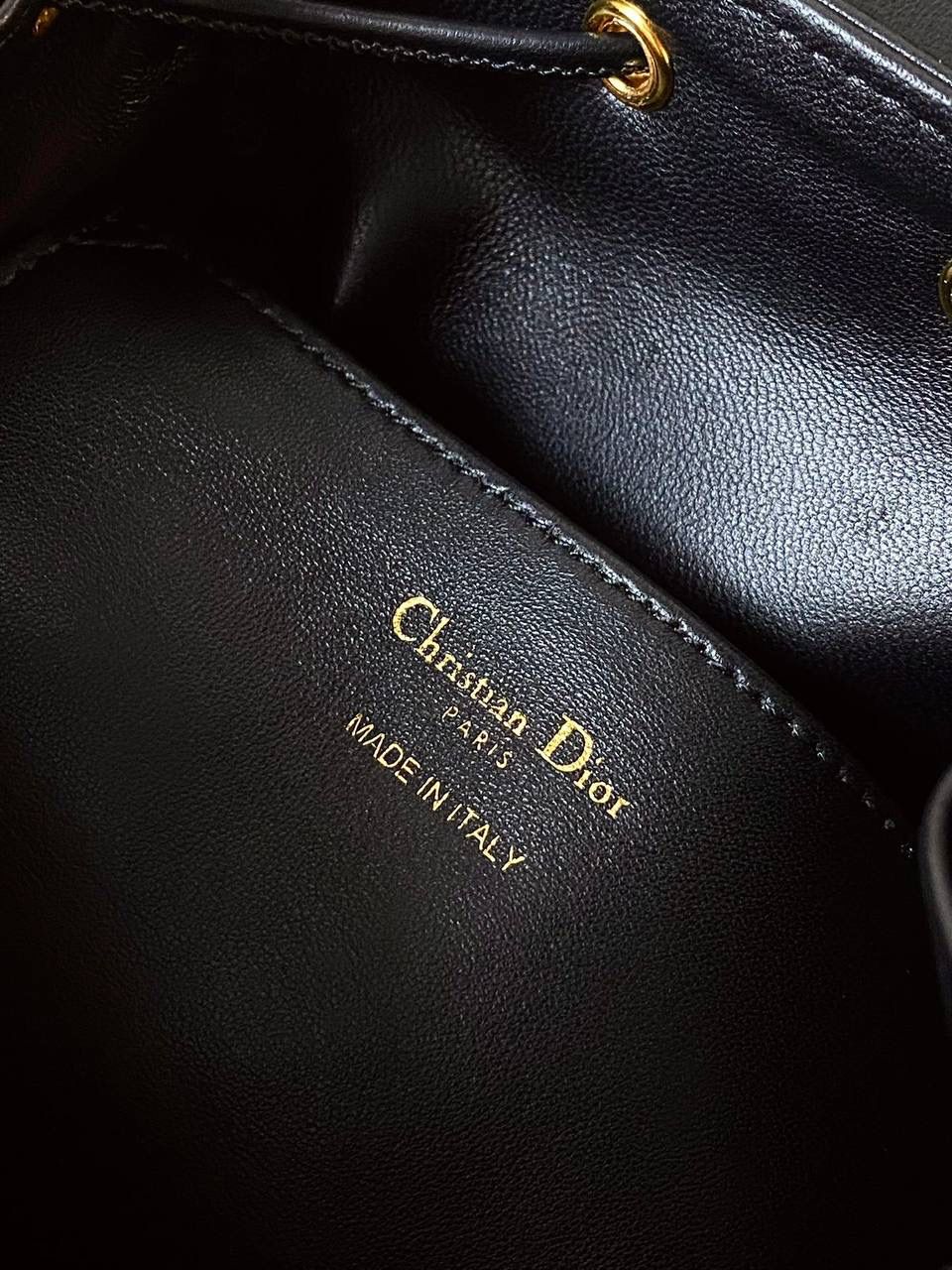 🈶黑色大号 𝐃𝐢𝐨𝐫 𝐜𝐚𝐫𝐨2025早春双肩背 只要是藤格纹元素的单品就能成为 时下最热门的时髦神器！ 列如这个刚上市就已经被问爆了的 caro双肩背包 超大的藤格纹， 低调的黑金配色，让它想要过时都难！ 小羊皮的材质，摸起来细腻柔软 而且自重很轻，还有可调节肩带 上身可爱又俏皮，很有白富美的既视感 大号：23×25×11cm #7713m 小号：20x18x8cm