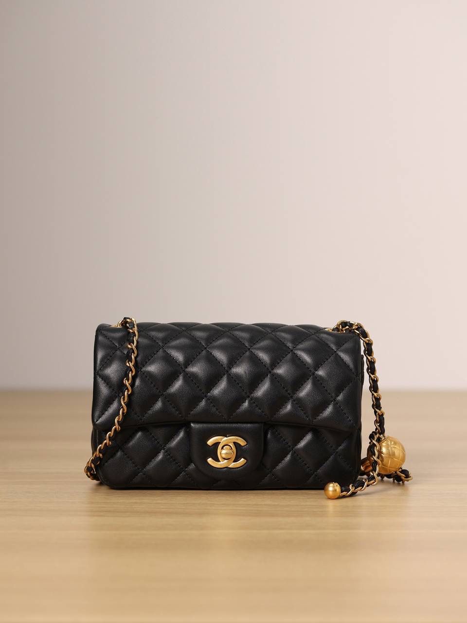 CHANEL 香奈儿 经典小金球系列 👜💞 mini CF 口盖包 单肩斜挎包 羊皮材质 黑色肩带可调节‼️ 经典的盖口包采用欧洲原产进口的羊皮和进口原厂纯钢顶级五金材质，内里也是采用原厂进口的羊皮，所有托料都是原装进口的，手感和专柜的一模一样💯 尺寸:20 x 13 x 7cm