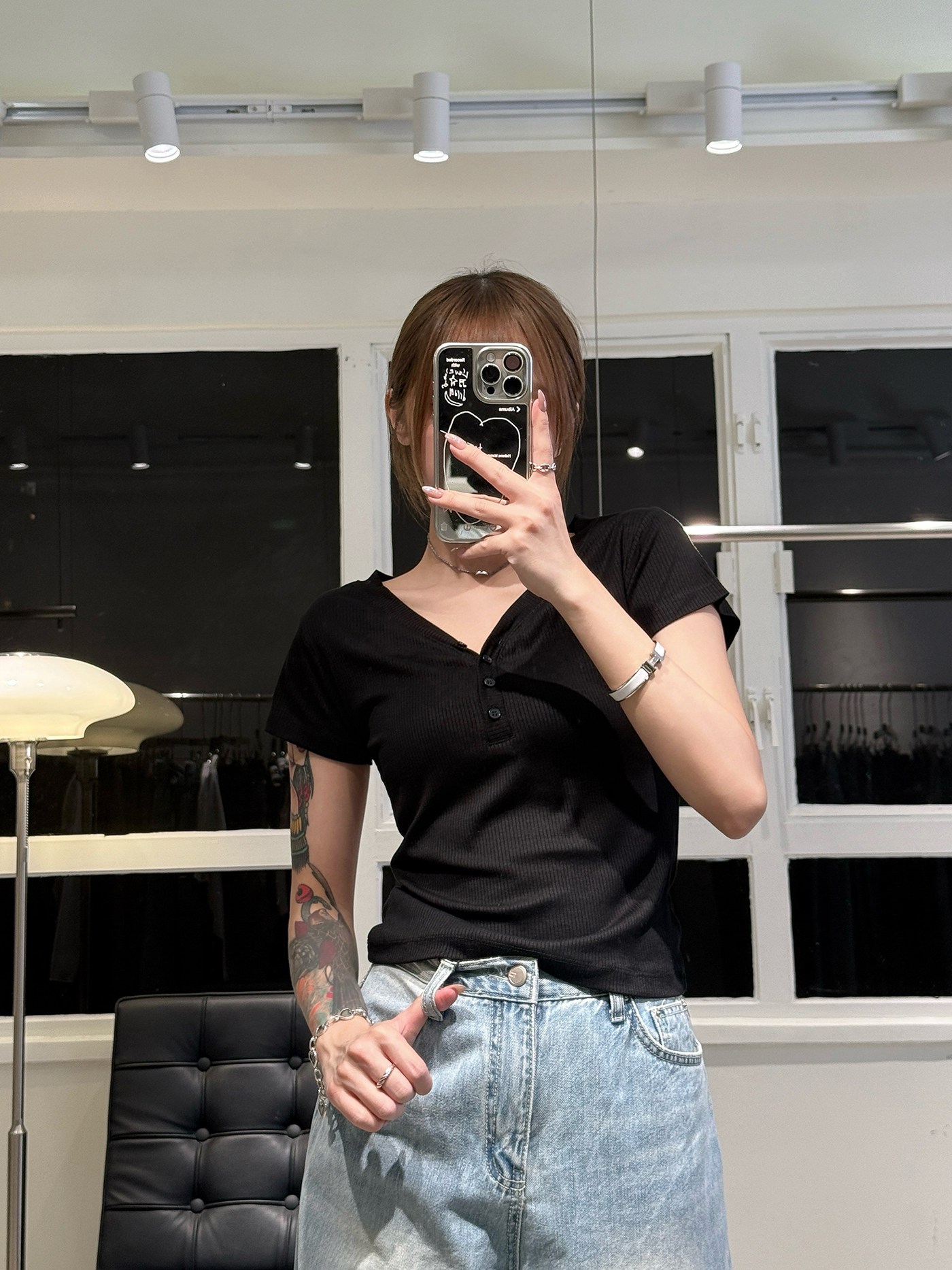 𝐒𝐨𝐟𝐭 𝐡𝐢𝐠𝐡-𝐬𝐭𝐫𝐞𝐭𝐜𝐡 𝐯-𝐧𝐞𝐜𝐤 𝐛𝐮𝐭𝐭𝐨𝐧 𝐭𝐨𝐩