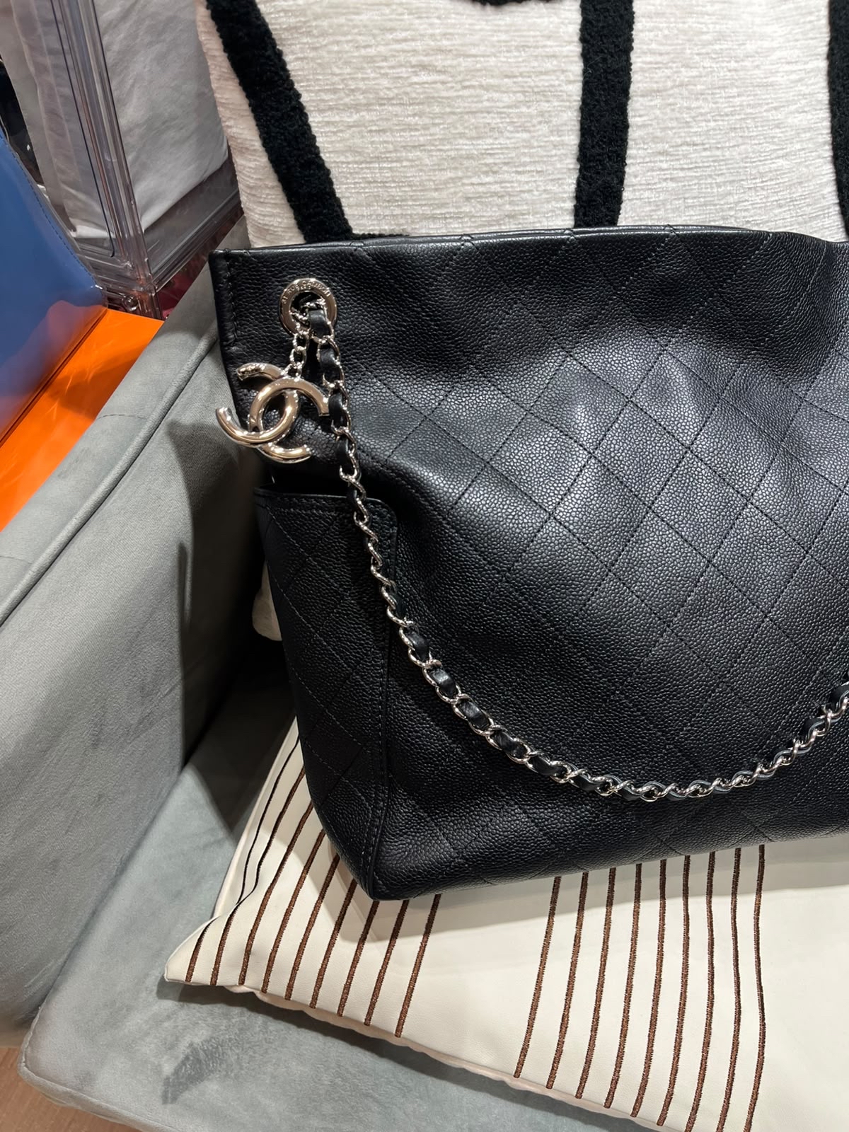 Chanel Shoulder Bag Calfskin 黑色魚子醬牛皮100%Authentic, 98%New ✅19 Card✅Dust bag