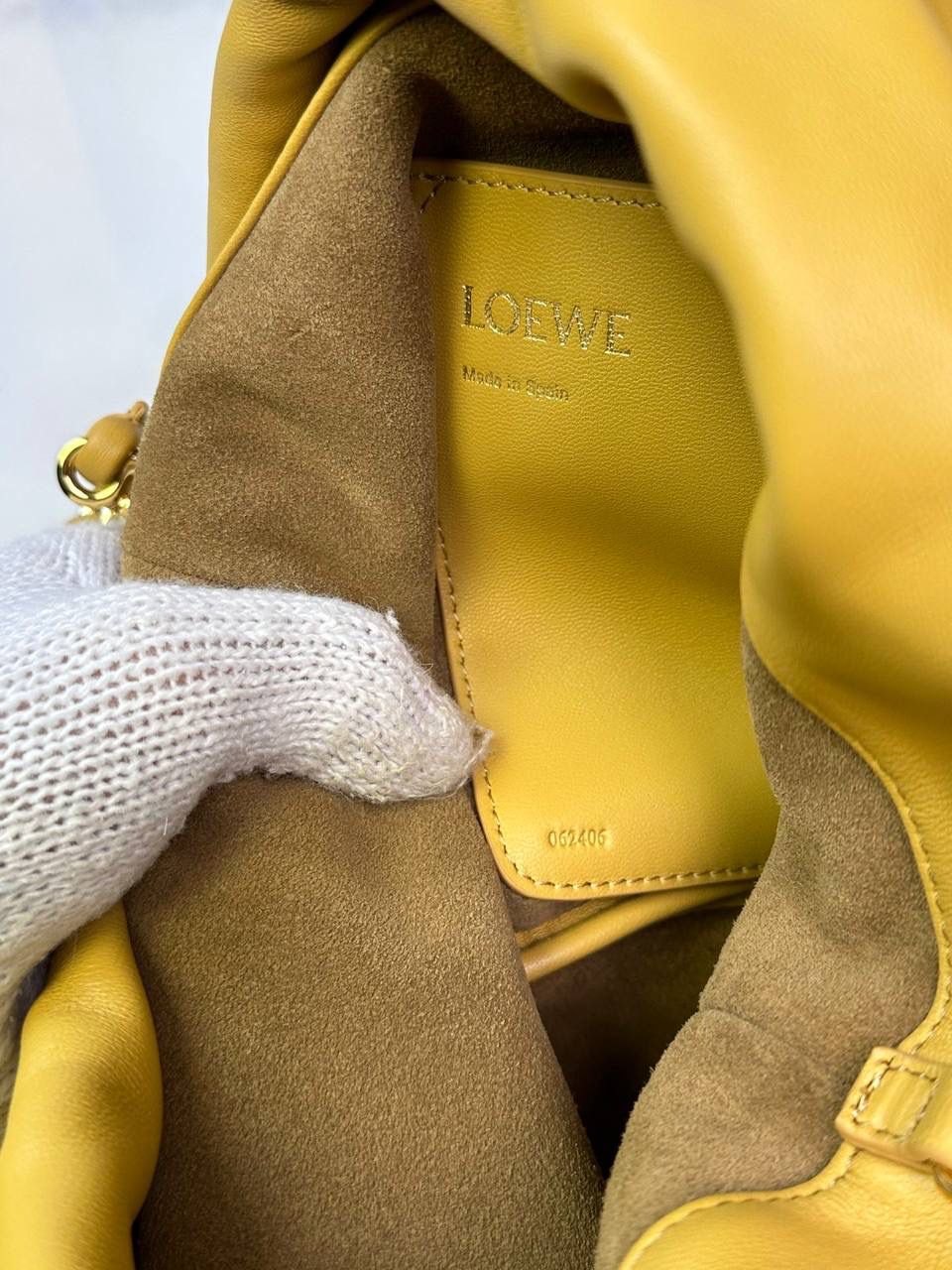 🎈链条款𝙁𝙡𝙖𝙢𝙚𝙣𝙘𝙤 𝙋𝙪𝙧𝙨𝙚水桶羊皮 ——【沙漠黄】 尺寸：𝟑𝟐-𝟏𝟕-𝟐𝟒𝐜𝐦 编码：062406 👉🏻延续福袋收缩绳褶皱设计，全新推出水桶造型，羊皮包身手感细腻柔软❤️ 👉🏻链条肩带➕皮肩带的双肩带设计，时尚百搭，给足了集美们多样化的选择。肩带可拆卸可调节，磁扣开合，正面烫金𝙇𝙤𝙜𝙤，呈现出高贵典雅的视觉感😍 👉🏻独家背景➕独家品质➕独家全套砖柜礼盒套装，市场高端品质皆在我手✌🏻