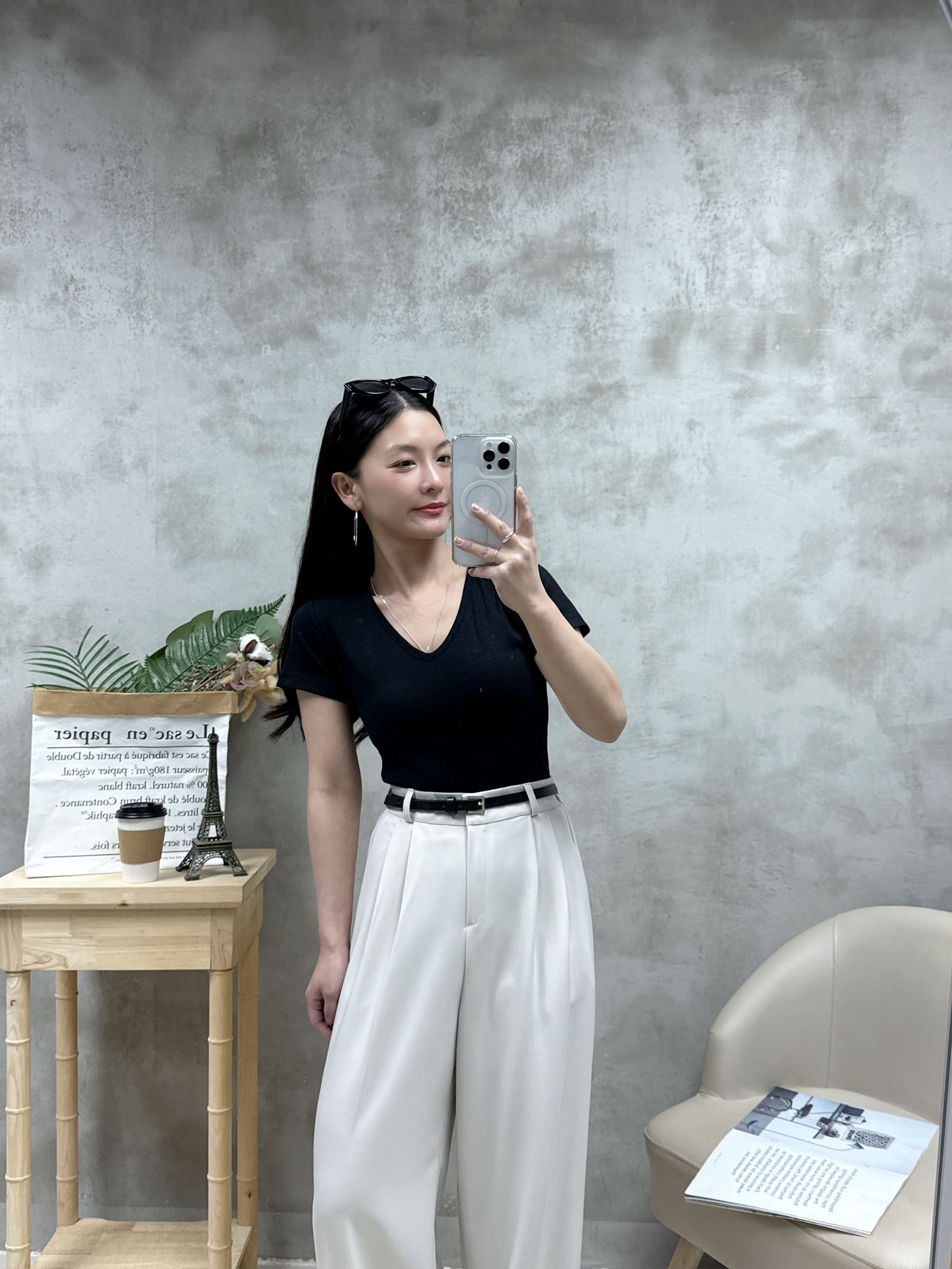 C13 V領暗紋骨感Tee