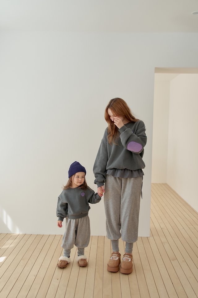 Momoann | Patch Sweatshirt (Charcoal) with Mom