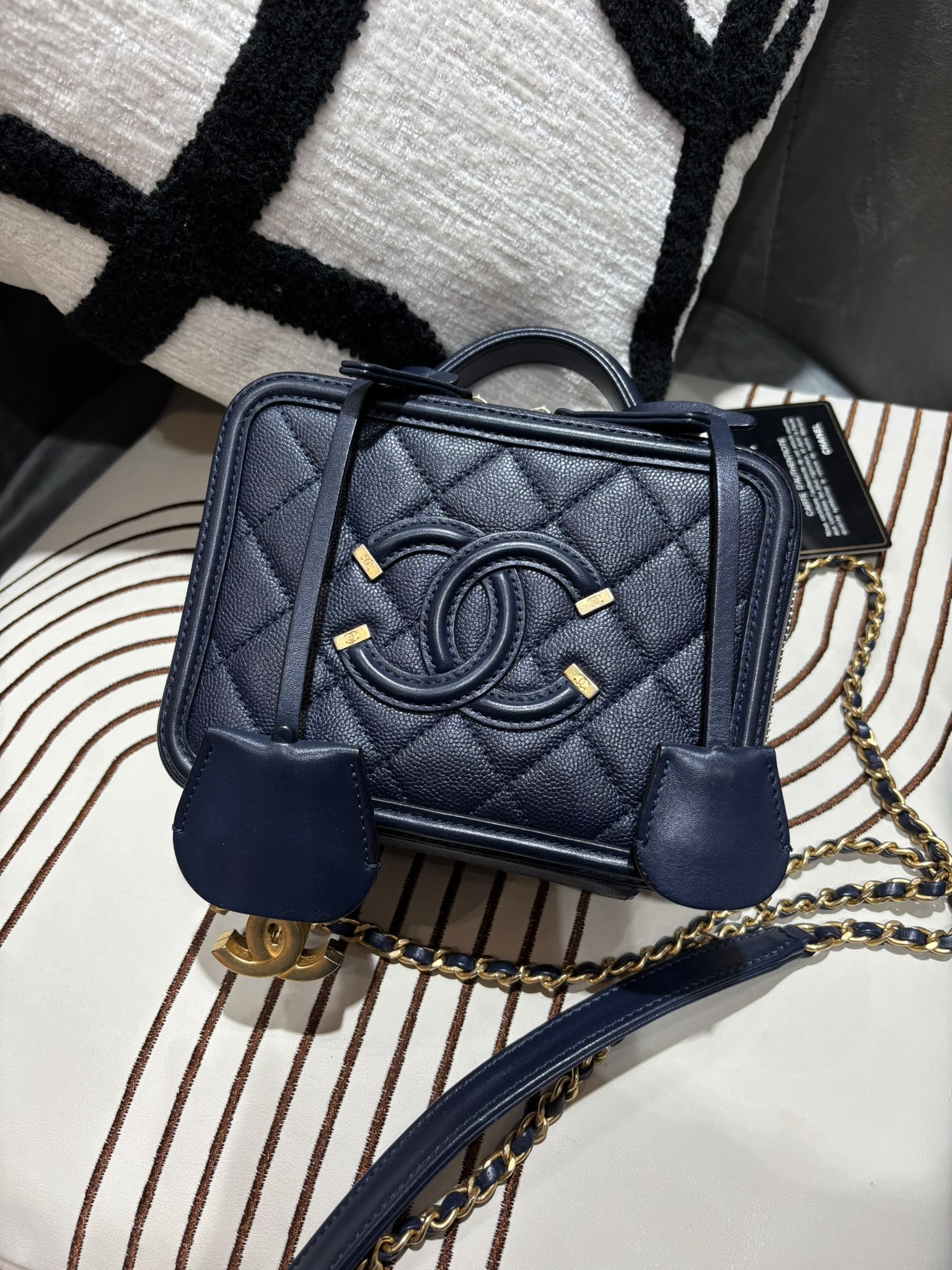 Chanel CC filigree Vanity Small 17cm 深藍色荔枝牛皮金鏈，100%Authentic, 98%New ✅25Card ✅Key lock✅Dust bag✅Box