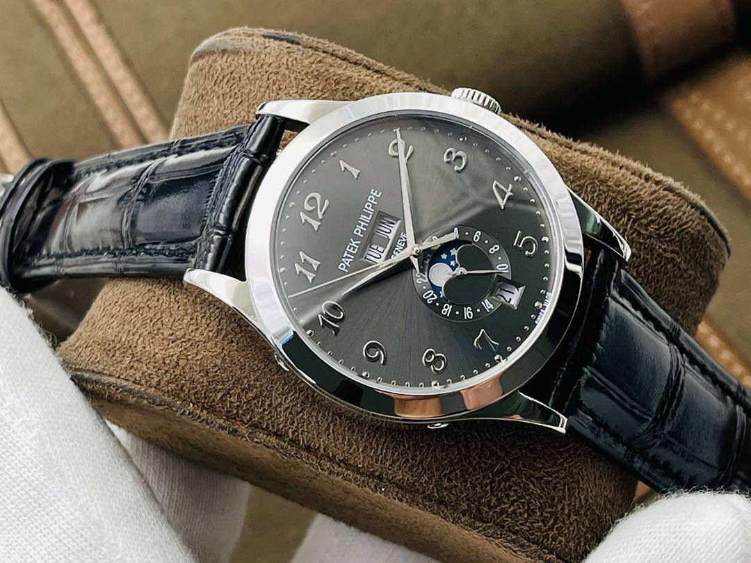 市场最高版本 百达.翡丽复杂功能计时5205G腕表！ 1⃣️历经两年不断对机芯进行改造与调试，一贯追求以原装工艺为目标！ 2⃣️直径38.5MM！ 3⃣️功能同原装一致，月相/星期/月份/日历！ 4⃣️字面为高难度双色渗透，非普通厂工艺！ 5⃣️蓝宝石玻璃镜面，表面镀多一层通透！ 6⃣️（技术突破)采用海鸥机芯改进为一体Cal.324S机芯！ 大小夹板均能做到完美倒角效果，并做镀铑加工。 7⃣️夹板采用瑞士进口宝石轴承点缀，色泽纯良，鲜艳自然