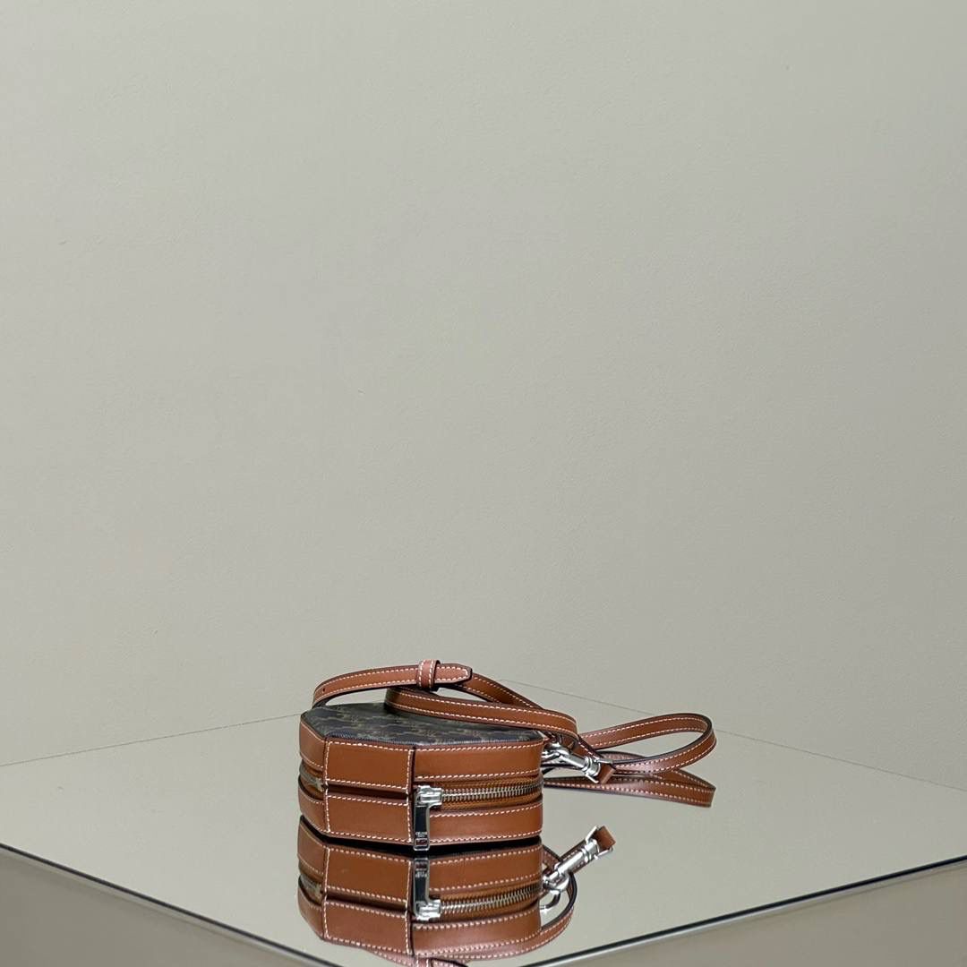 🔥大货实拍图 𝗖𝗘𝗟𝗜𝗡𝗘 ♥️ 𝗖𝗨𝗕𝗘 𝗕𝗢𝗫立体方包 型号：111682 尺寸：14*5*12.5cm 新品上线啦👏立体盒子包/化妆包~皮带子手拎设计➕圆筒包身，翻盖带镜子，可随时补妆。精致又不失实用性！凹造型拍照，或者当晚宴包，简直美呆🥳