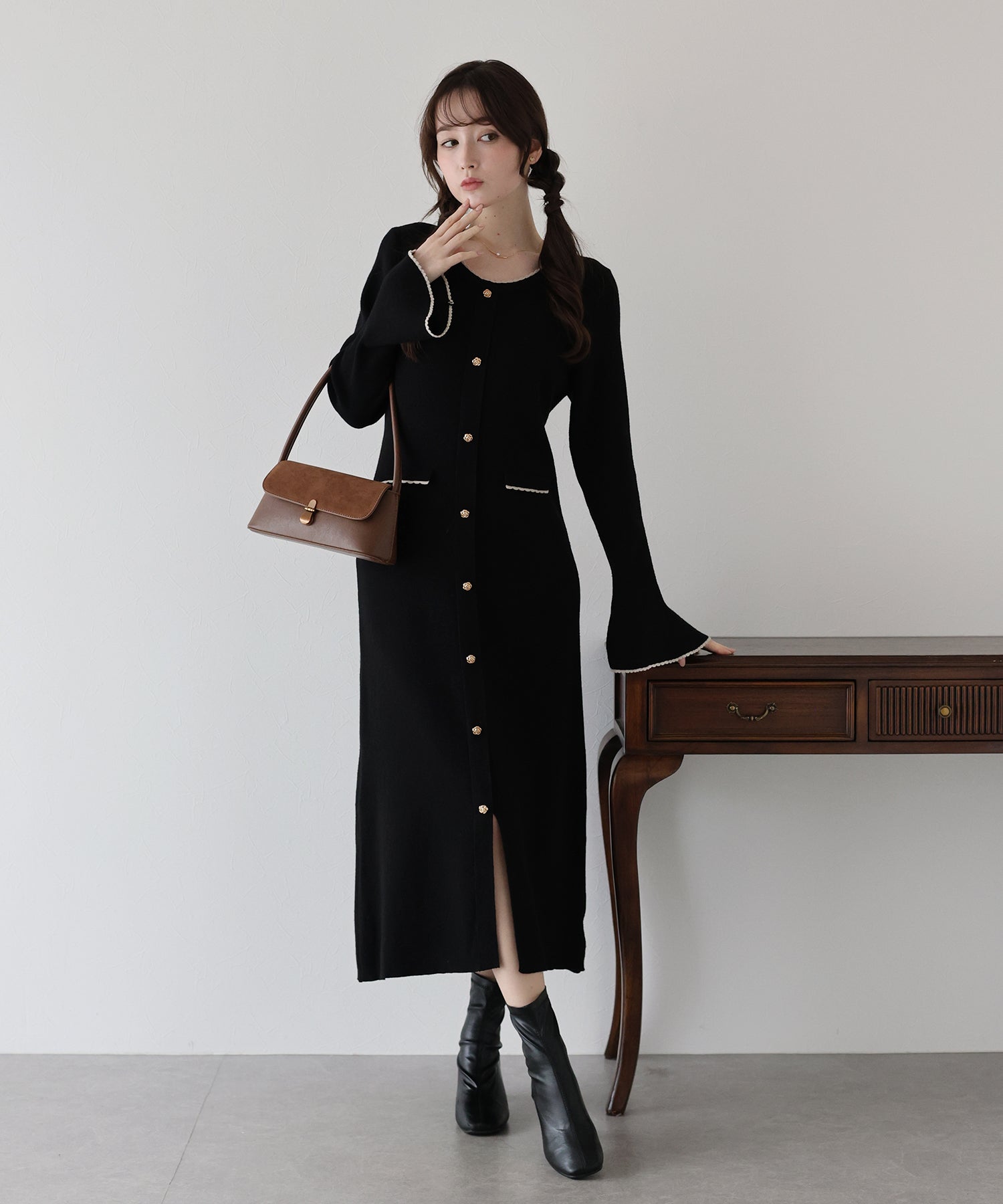 <限量現貨> 溫柔知性．小花邊拼色金鈕Knit Dress * black