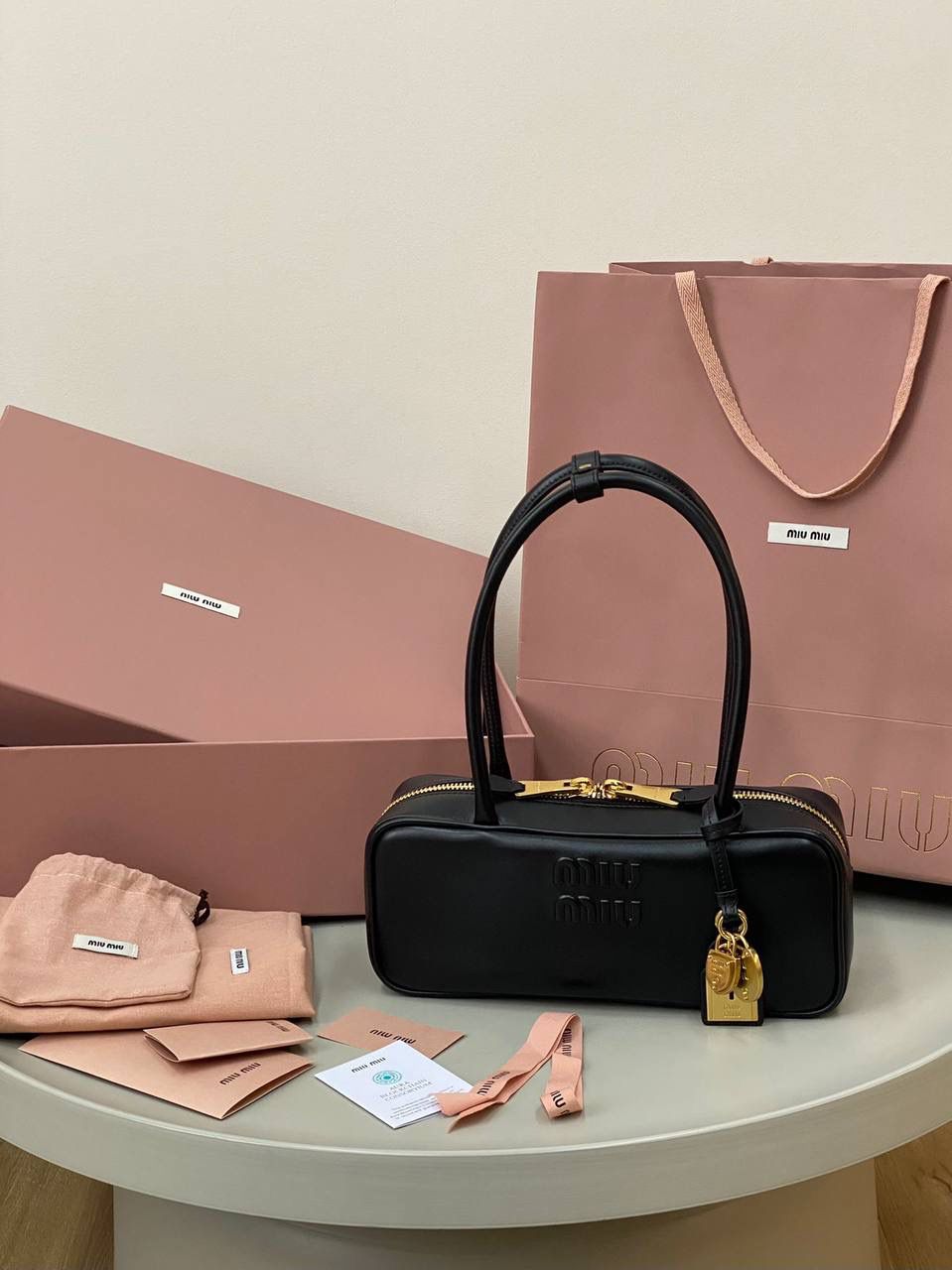 🈶黑色 𝗠𝗶𝘂𝗠𝗶𝘂保龄球| 吊饰版 说是公文包.更是保龄球！ 虽倆者都早已大火全网时髦圈哈哈 今年这只长手柄保龄球能买到就是赚到咯！ 细长的手柄整体更秀气了 还送了一串吊饰 是一把锁头还有一个爱心， 上面都有logo刻印很精致也很厚重 宝子们再也不愁买挂饰啦！ 28×11.5×8cm #F0010m