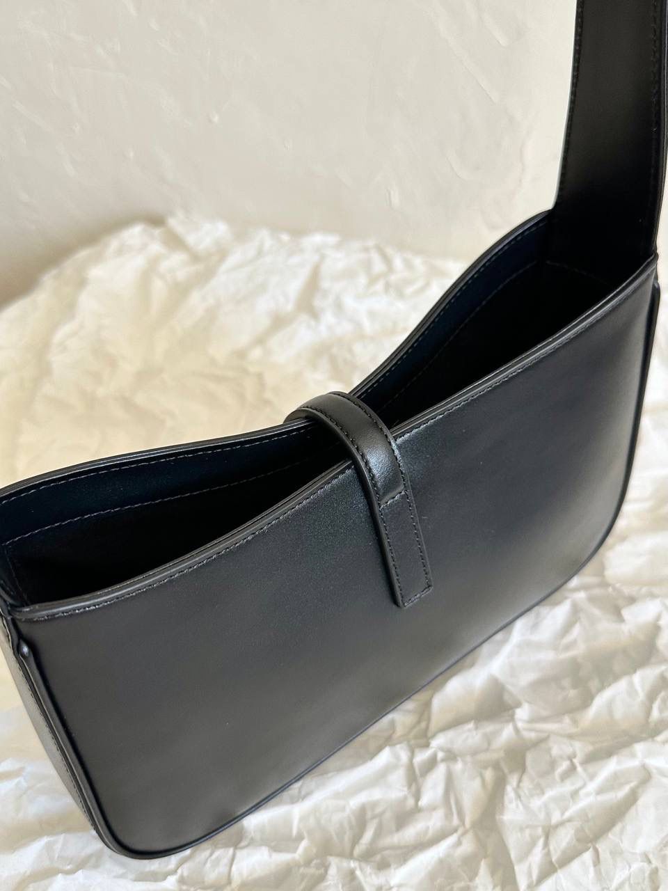 ys1 le5à7 光滑牛皮腋下包 平纹黑🖤 没找到他们家出的包包越来越极简主义 线条流畅，没有一丝一毫多余的废话 包身正面的一个logo说明一切 能留下来的都是这种简单款 日常最好搭配的也是这种 头层牛皮不仅光滑 皮感摸起来还有一点点韧度 内里搭配了我最爱的麂皮 真的是里里外外都非常打动人🖤 我的私心强推！ 23×16×6.5cm651350m