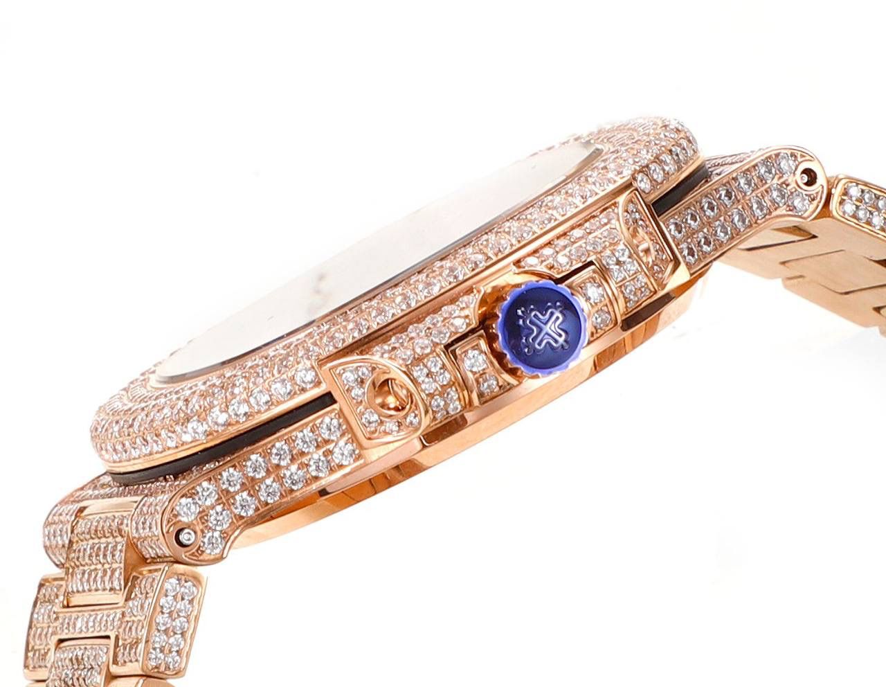 强势来袭！ 超级满天星方钻鹦鹉螺！ 1⃣️升级修正不锈钢表带，部分根据鹦鹉螺不锈钢表带拆解开发，完美贴合！ 2⃣️目前唯一使用圈口和表带方钻无爪镶石工艺，经历无数次的加工工艺，只为做到极致，终于大功告成！ 3⃣️全新订制修正版的Cal.324机芯，机芯摆轮位置与原装一致！深度洗花和刻字，机芯的还原度极高！ 4⃣️指针升级：秒针中心点升级为针轴秒针！ 鹦鹉螺满天星方钻王中王！欢迎您的品鉴！😎💯🌟