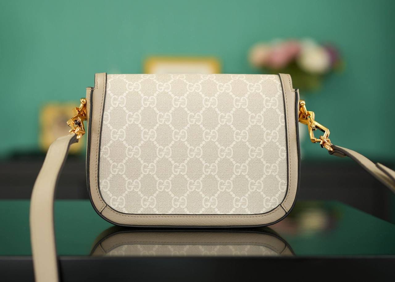 🥯Horsebit 1955系列迷你马鞍包 新款燕麦色20cm 正品售价,500 独家原厂皮发售 限量级别 GG家1955马鞍包已经火爆到人手一支的节奏，超级大爆款！ 这次出了迷你尺寸配可拆卸双肩带，简直超哇塞 马衔扣标志性设计，新款燕麦色很温柔，皮肩带布肩带任意更换~ 官方款号 658574 尺寸小号：20.5x14x5cm 大号：25x18x8cm