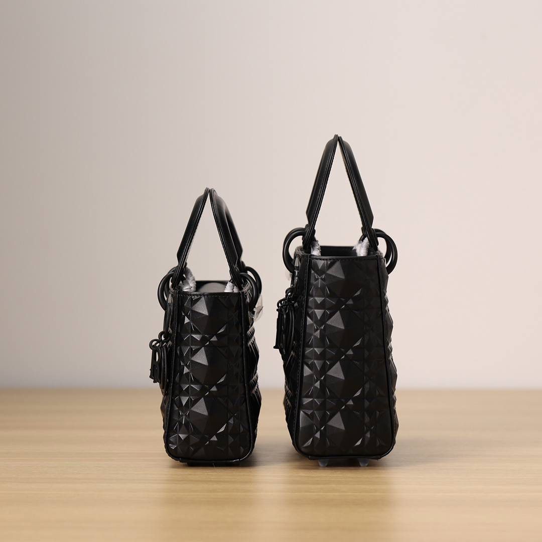 三格、四格独家渠道 钻石纹切割面戴妃包👜✨ 三格尺寸：17 x 15 x 7 厘米 四格尺寸：尺寸：20 x 17 x 8 厘米