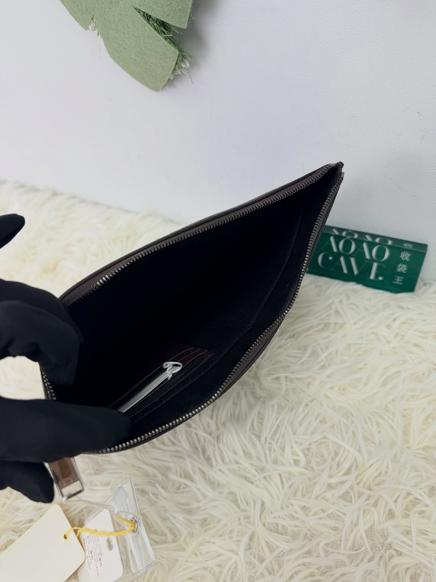 Dior🌟紫色牛皮 公文包 手拿包💜  27*0.5*19cm  內裡有放卡片位置❣️  #AOAOCAVEDIOR🫶🏻  配件 - 塵袋🫶🏻 💰價錢 - $2680 NEW  #收袋王  喜歡的話快點pm我們💓 銷售熱線51111 321  我們服務包括有：手袋飾物回收、手袋置換(一換一、一換多也可以） 、專業手袋鑑證、專業手袋護理  購買方法 🏢親臨門市 荃灣南豐中心15樓1521室（荃灣地鐵站a出口1分鐘到）敬請預約 ❤️只賣正品正貨，任驗💓🫰🏻 ❤️‍🔥本店為香港註冊公司絕對真貨，信心保證👍🏻 🫰🏻本店設有鑑證服務，有駐場鑑證師  ✨歡迎追蹤我哋各個平台緊貼最新優惠x貨品🔥😍 👇🏻👇🏻👇🏻👇🏻👇🏻👇🏻👇🏻👇🏻  ⭐️Instagram: aoaocave  🌈Facebook: aoaocave收袋王  🔥Carousell: acluxuryhk  👆🏻👆🏻👆🏻👆🏻👆🏻👆🏻👆🏻👆🏻  ___________________________  Disclaimer🫰🏻All trademarks and copyrights are reserved to the original brand holders. @AOAOCAVE sells only authentic goods and is not affiliated with any of the brands mentioned.  @AOAOCAVE 跟任何品牌無關，而且沒有持有任何品牌資版權，亦沒有與任何品牌合作。所有商標及版權歸屬於品牌坊所有，帖子只作分享用途。  #aoaocave #acluxuryhk #手袋回收 二手名牌手袋 名牌買賣 女名牌名牌手袋名牌代購中古名牌二手名牌手袋