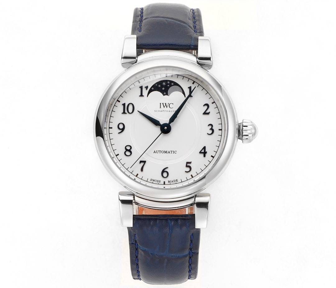 TWC出品 IWC达文西 IW459306 蔚蓝星空，诗意月相，自动月球与印度洋的蓝色水域完美匹配 随着达文西系列以致敬经典的设计回归到大众的视线之中，我们看到了它很多有趣的设计，包括清晰醒目的盘面，现场锋利的剑形指针，当然还有古典的圆拱形表冠，活动式表耳，更加贴合手腕。腕表表底镌刻有“生命之花”，“生命之花”是一个由多重重叠圆环组成的几何造型，是达文西经过深入研究绘制出来的。直径36毫米，自动上链机芯，精钢表壳， 中央秒针附掣停装置，月相盈亏显示，特殊镌刻表底，防水深达30米，动力储备达42小时 ，腕表整体设计得简约大气，且不失细节，很适合成熟优雅女性！
