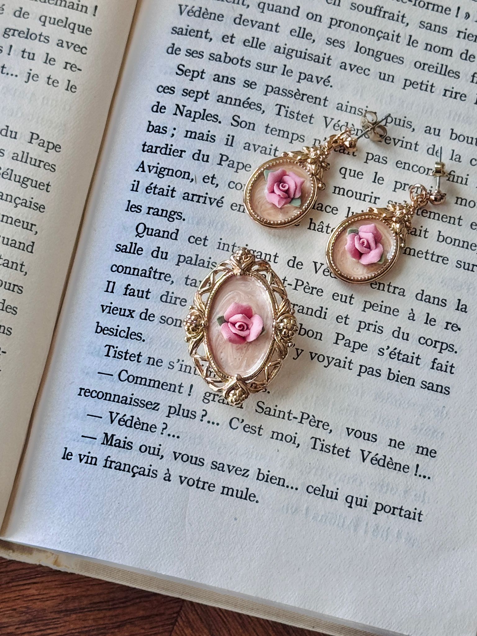 Vintage Avon Ceramic Rose Stud Earrings and Two-Way Brooch/Pendant Set (MT2581) 