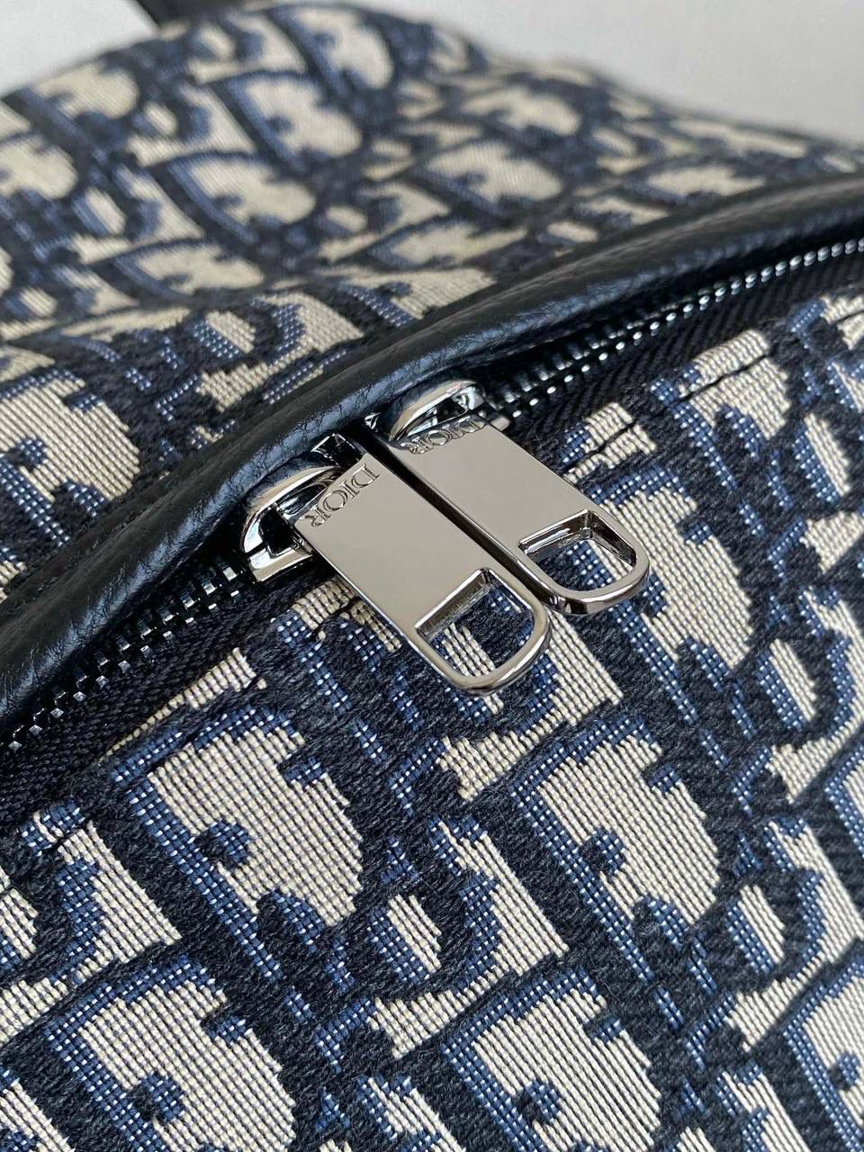 🈶老花蓝，大号（最新版本） 𝗗𝗜𝗢𝗥 𝗢𝗯𝗹𝗶𝗾𝘂𝗲 老花双肩包 热度依旧不减的经典款，几乎人手一只 自重非常轻盈，是你旅途中的最佳伴侣 小号：29×12×32cm #6613m 大号：30×15×42cm #6611m