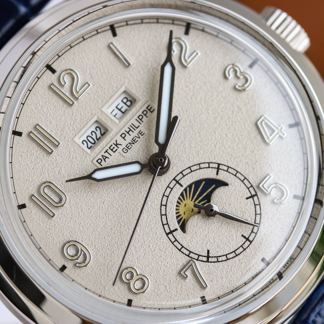 百达翡丽5320G-001超级复杂功能时计直径40毫米一体冲压成型的双层式精钢表壳，致敬了经典的设计语言奶油色的表盘营造复古氛围，表盘边缘刻印有密分秒数刻度，配金质阿拉伯数字及五分钟凸圆刻度字钉，更有立体感。时分指针以巴顿式设计为基础，配以尖长的针尖，这特色造型是呼应了 1950 年代 Ref. 1463 计时码表的指针。表盘6点位置是月相显示和日期分拨。所有的万年历标志都很好，一眼就能读懂。内里搭置了仿324 S Q 自动上链机芯，是 324 自动上条传奇机芯的精装版本。机芯夹板桥经倒角，边缘作细意打磨，主夹板饰以鱼鳞纹，而夹板则缀以日内瓦波纹，夹板表面有包金雕刻，螺丝凹槽经打磨和倒角，连钻孔亦同样经打磨处理。搭配朱古力啡色牛皮表带，进一步带出复古气息。经典气息满满，欢迎表友品鉴