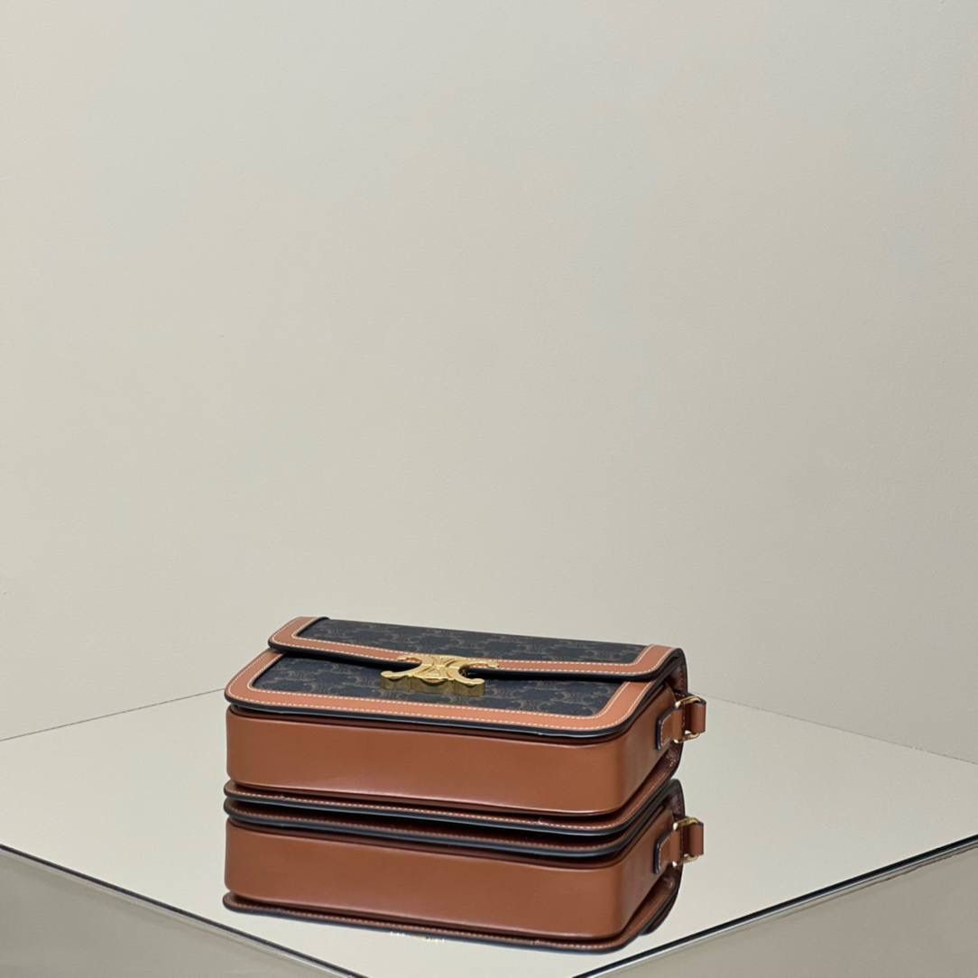 🔥大货实拍图 𝗖𝗘𝗟𝗜𝗡𝗘 ♥ 𝗧𝗥𝗜𝗢𝗠𝗣𝗛𝗘 𝗕𝗢𝗫 型号：191242 中号尺寸：22.5*16*7cm 小号尺寸：18.5*14*6cm 𝑪𝒆𝒍𝒊𝒏𝒆老花凯旋门，老花配纯色包边的设计，散发着法式优雅的气息，简直是复古到心坎儿😍