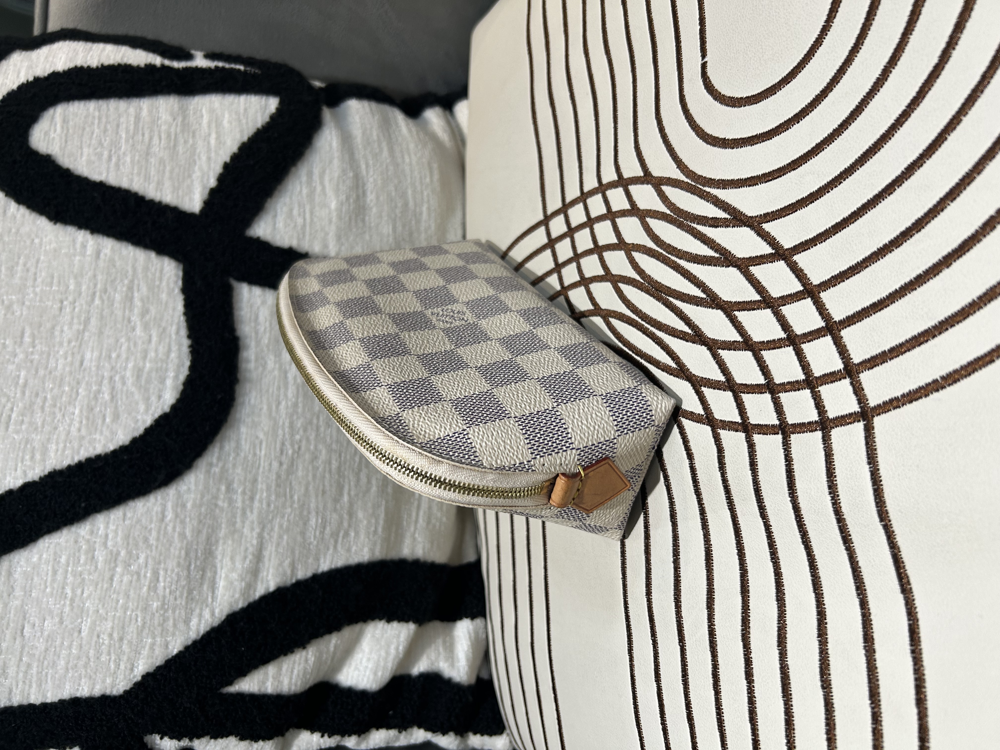 LV cosmetic Pouch 白色棋盤格化妝袋 PM 100%Authentic, 95%New