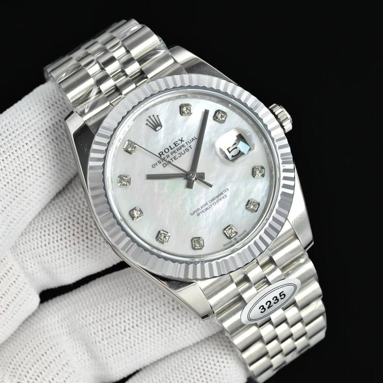 劳力士 ROLEX 日志型41系列 🎮MT2 ①延续市场EW3235机芯，动能储存高达72小时，品质稳定可靠； ②表壳：尺寸厚度几乎与原装一致，厚度仅为11.7（市场版本一眼假）;🎮 ③字面：打磨字钉，顶级瑞士冰蓝色夜光，底纹细腻，颜色对版; ④玻璃：蓝宝石玻璃搭配2.5倍放大镜效果，玻璃通透；🎮